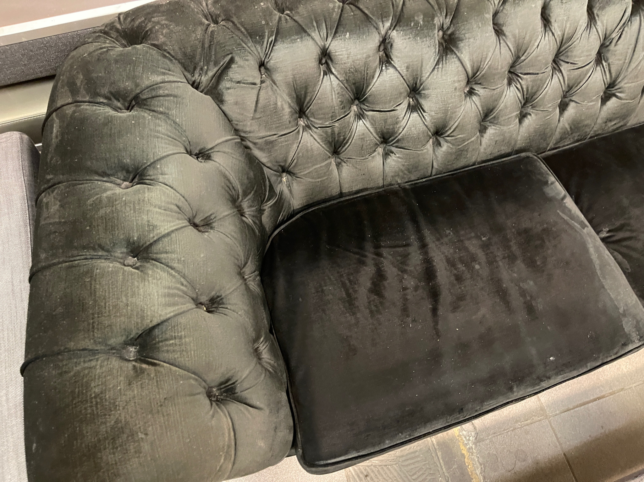 SELT / SOLD Fallegur Chesterfield flauels 3ja sæta sófi 9