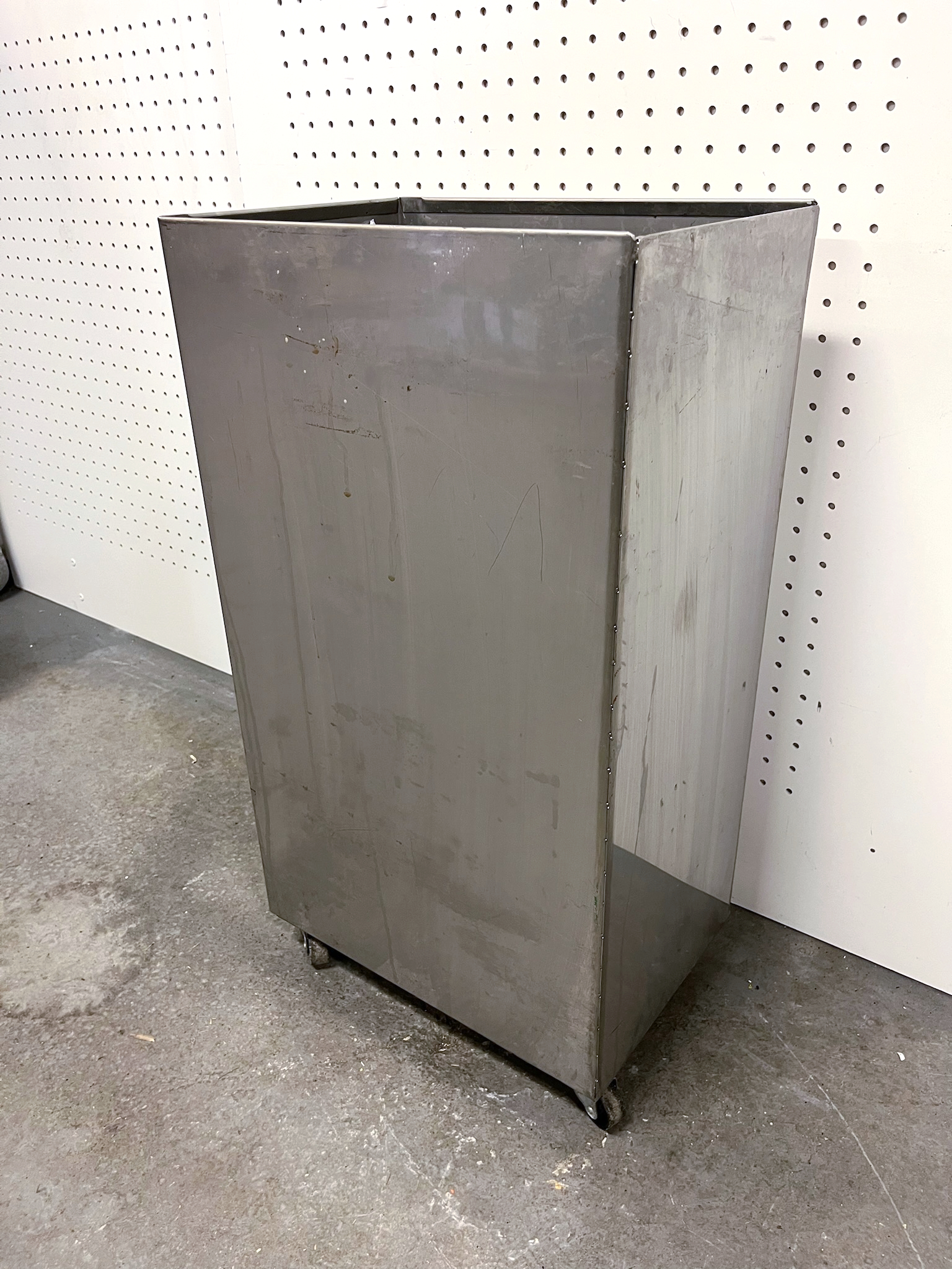 SELT / SOLD Stálbox á hjólum