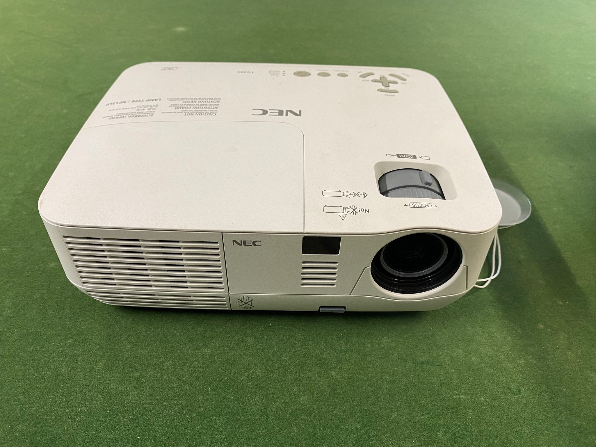 SELT / SOLD NEC V230X skjávarpi 3