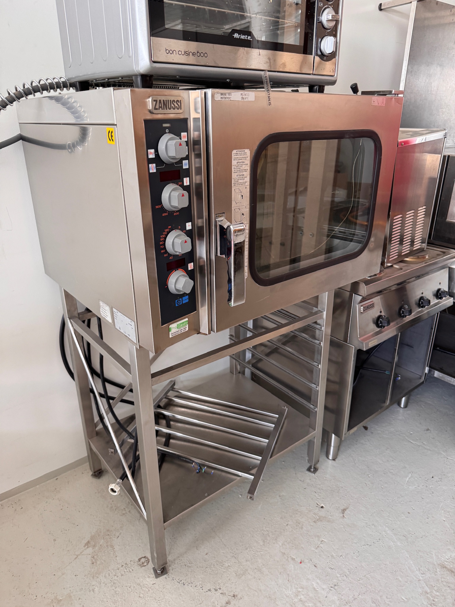 SELT / SOLD Zanussi gufuofn á standi, 6 skúffur