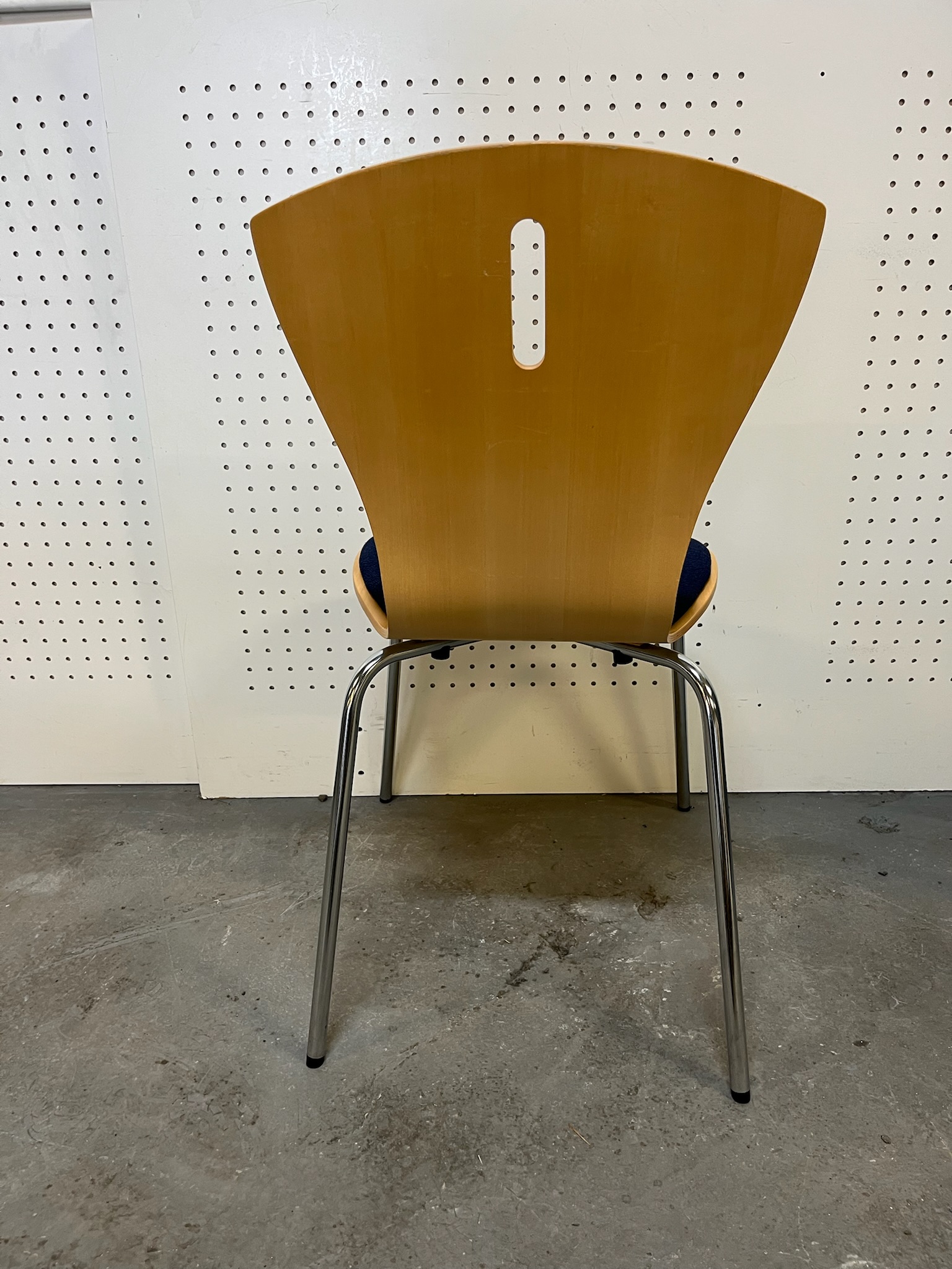 SELT / SOLD Mötuneytisstólar, staflanlegir. 3