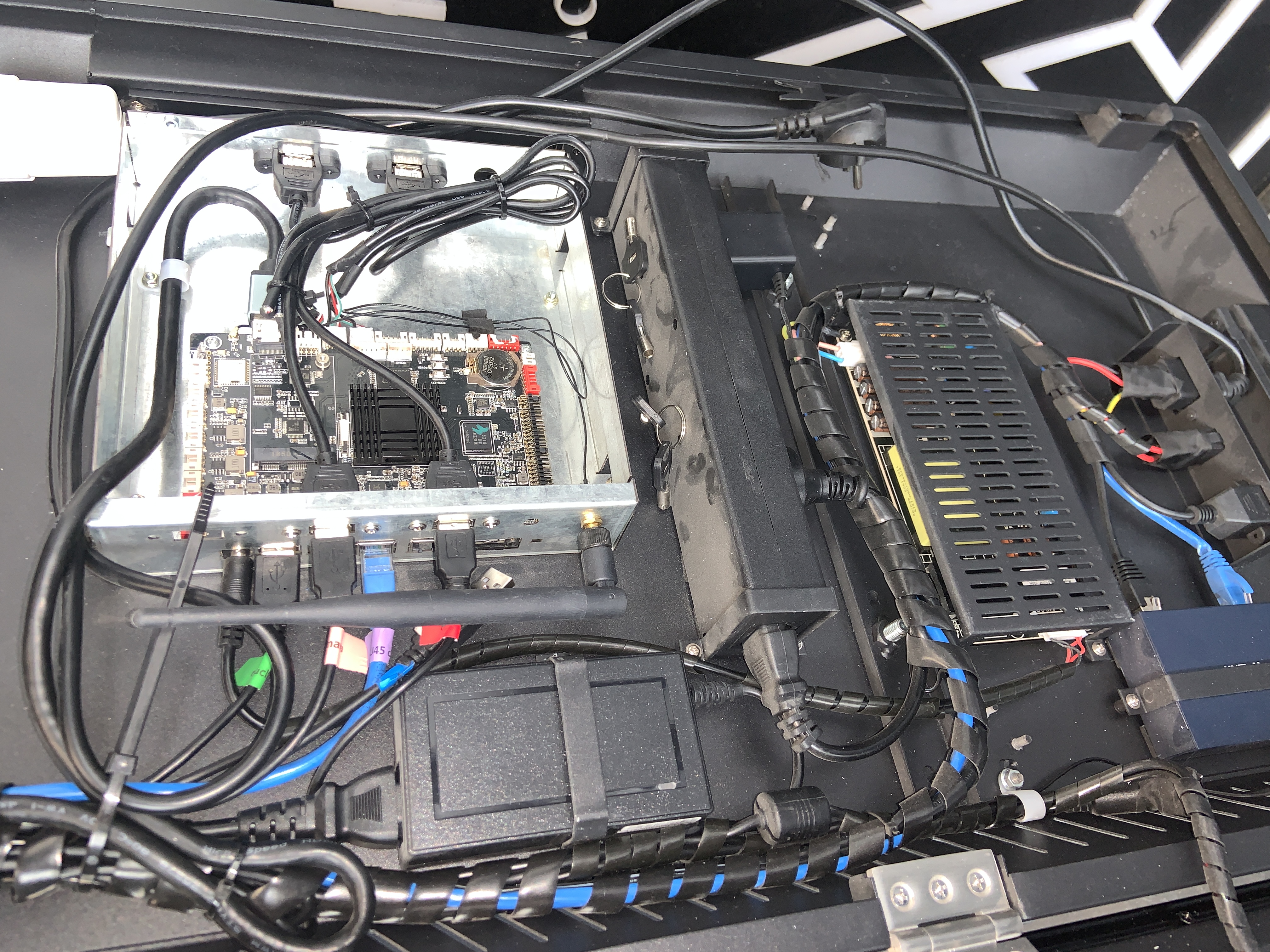 POS - System Kiosks - Pöntunarsnertiskjár - alls 1 stk 12