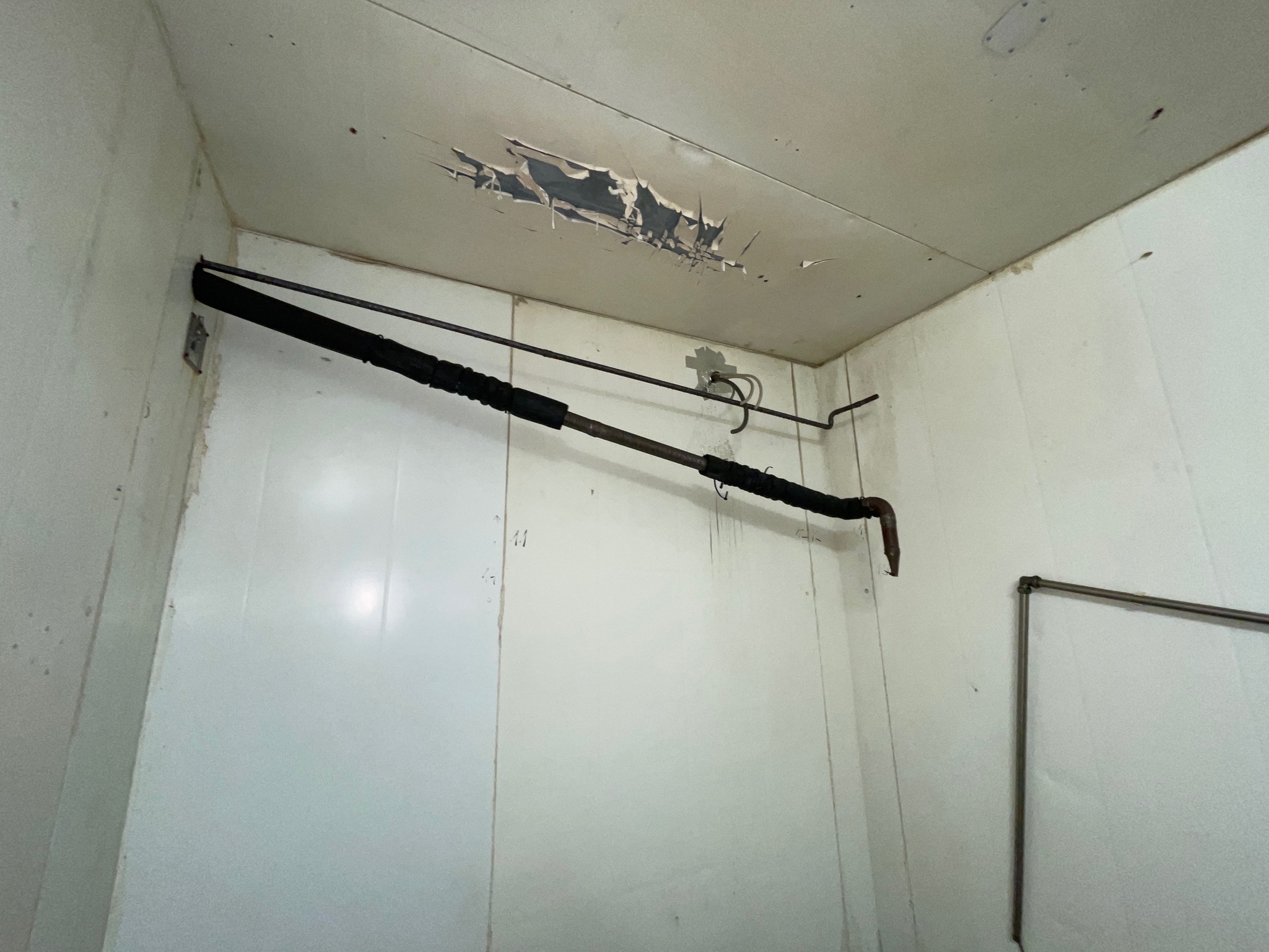 SELT / SOLD - Frystiklefi 11 fm - manngengur - B484x D240x H310 8