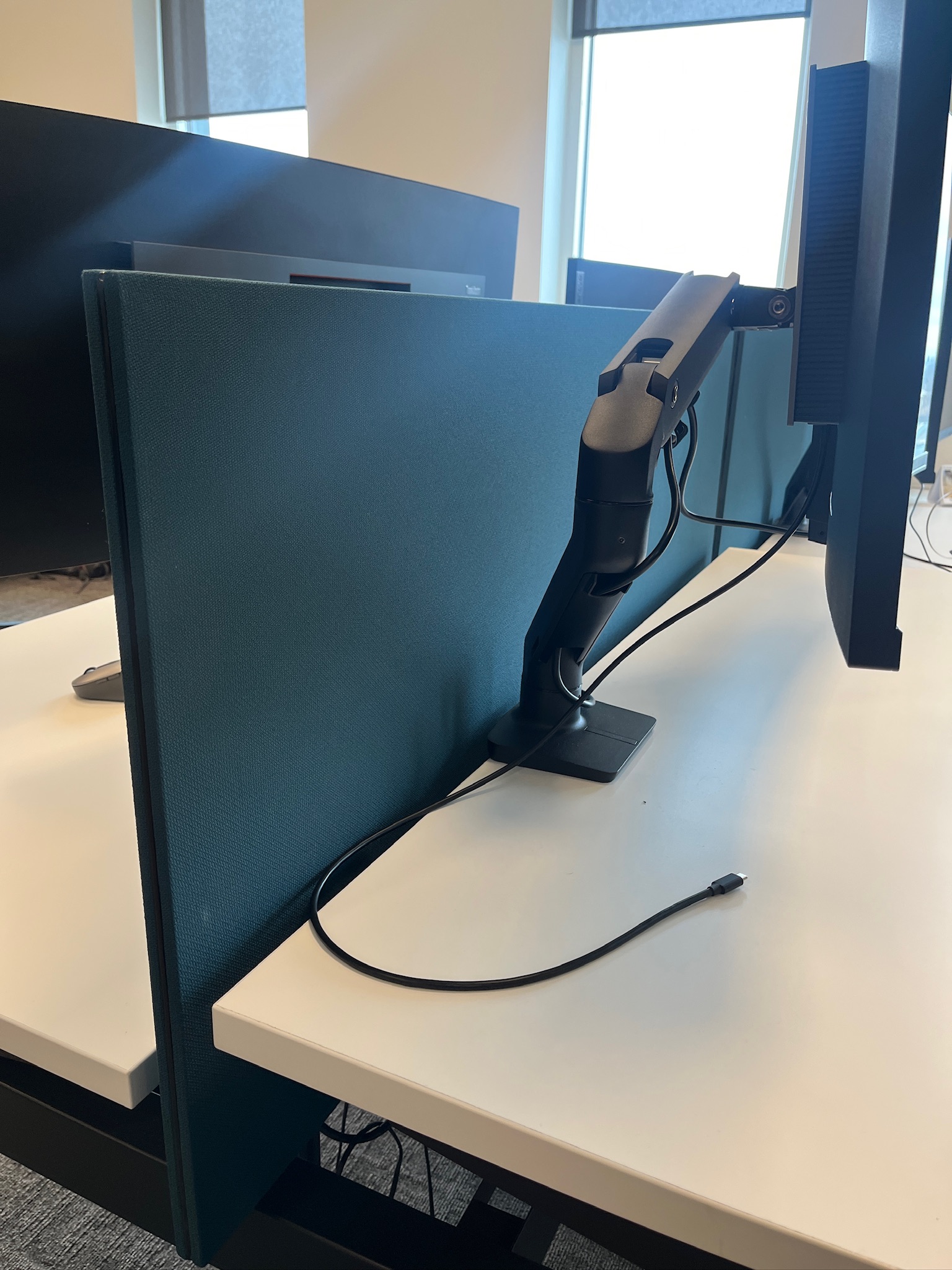SELT / SOLD Knoll tvíbura rafmagnsborð/skilrúmi 3