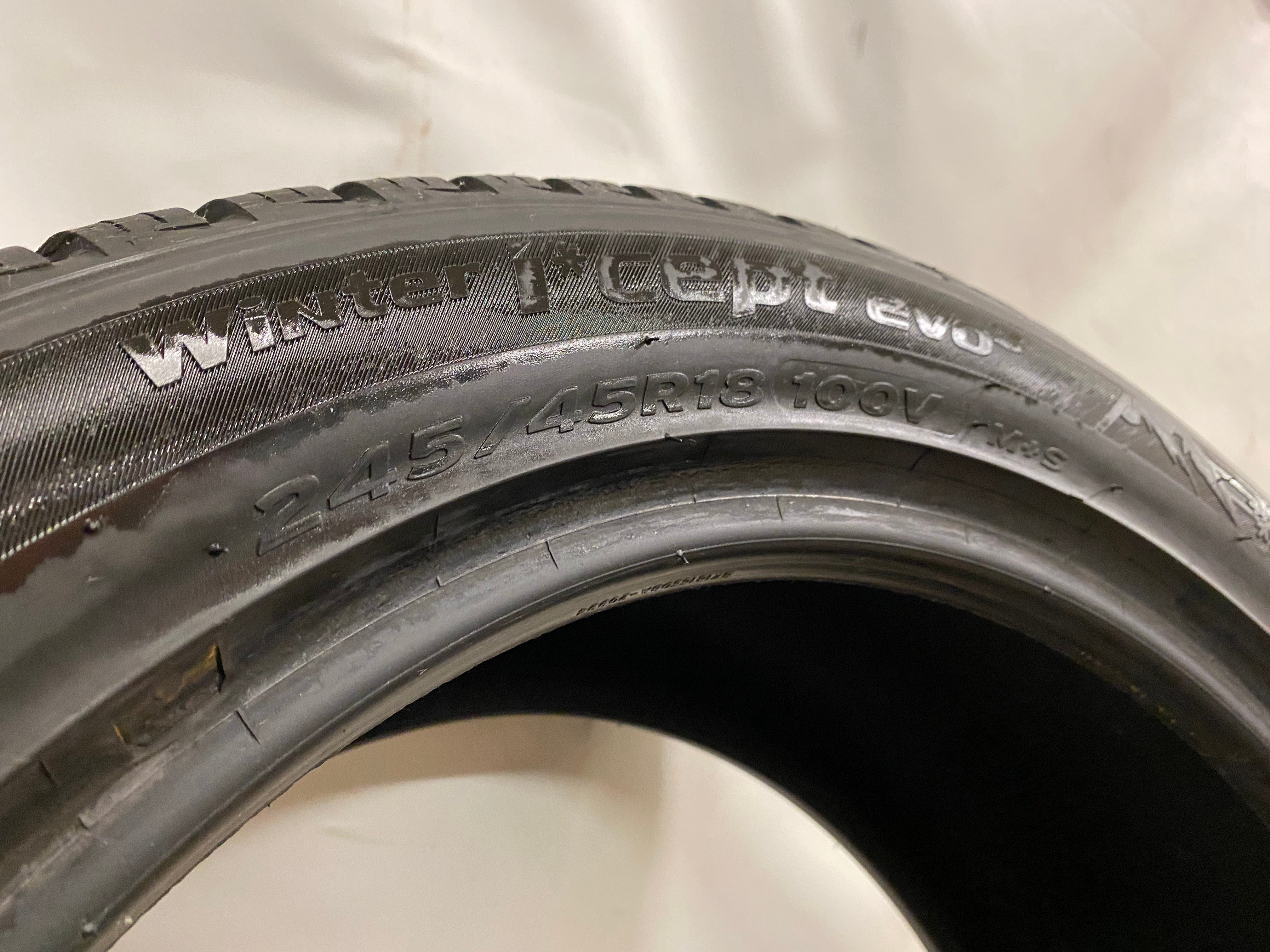 SELT / SOLD Hankook vetrardekk 245/45 R18 100V 12