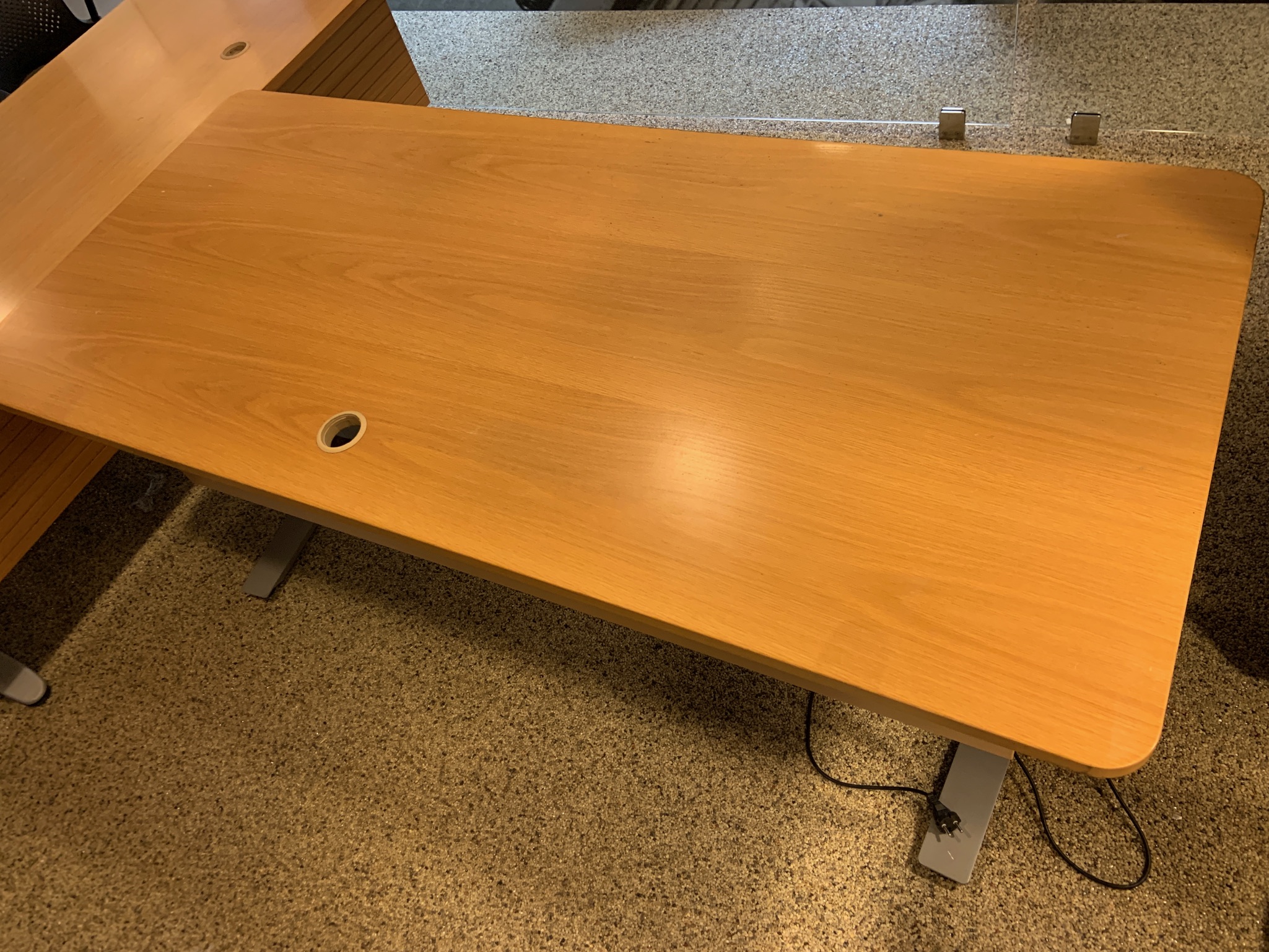 Selt/endurnýtt-Rafmagnsborð 180x80 frá Á Guðmundssyni með blygðunarspjaldi. 2
