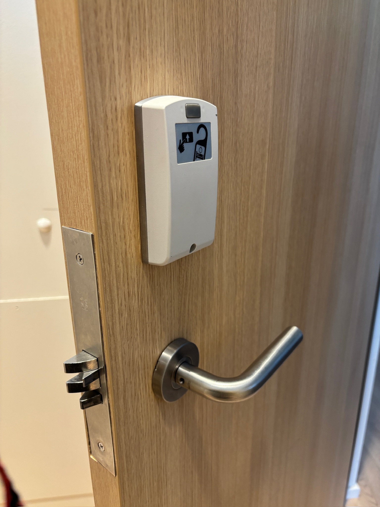 SELT / SOLD Hljóðvistarhurð og gler í ramma, H228xB117sm. 5