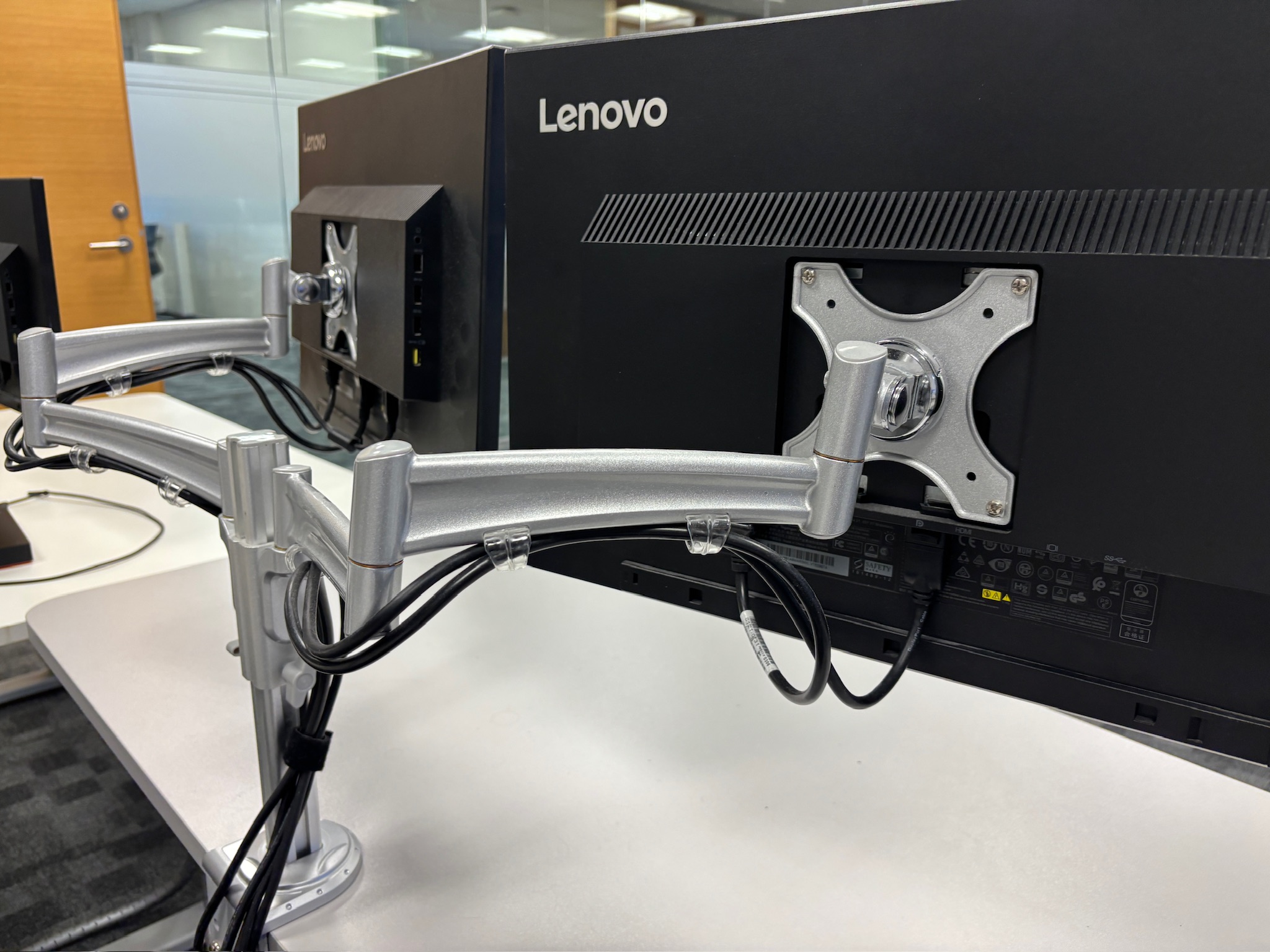 SELT / SOLD Lenovo ThinkVision tölvuskjáir á Roline armi, 23,8'' um 50 stk. 4