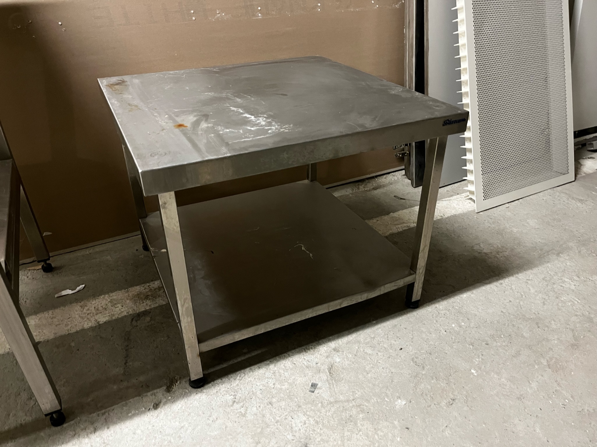 SELT / SOLD Undirborð - stálborð 4
