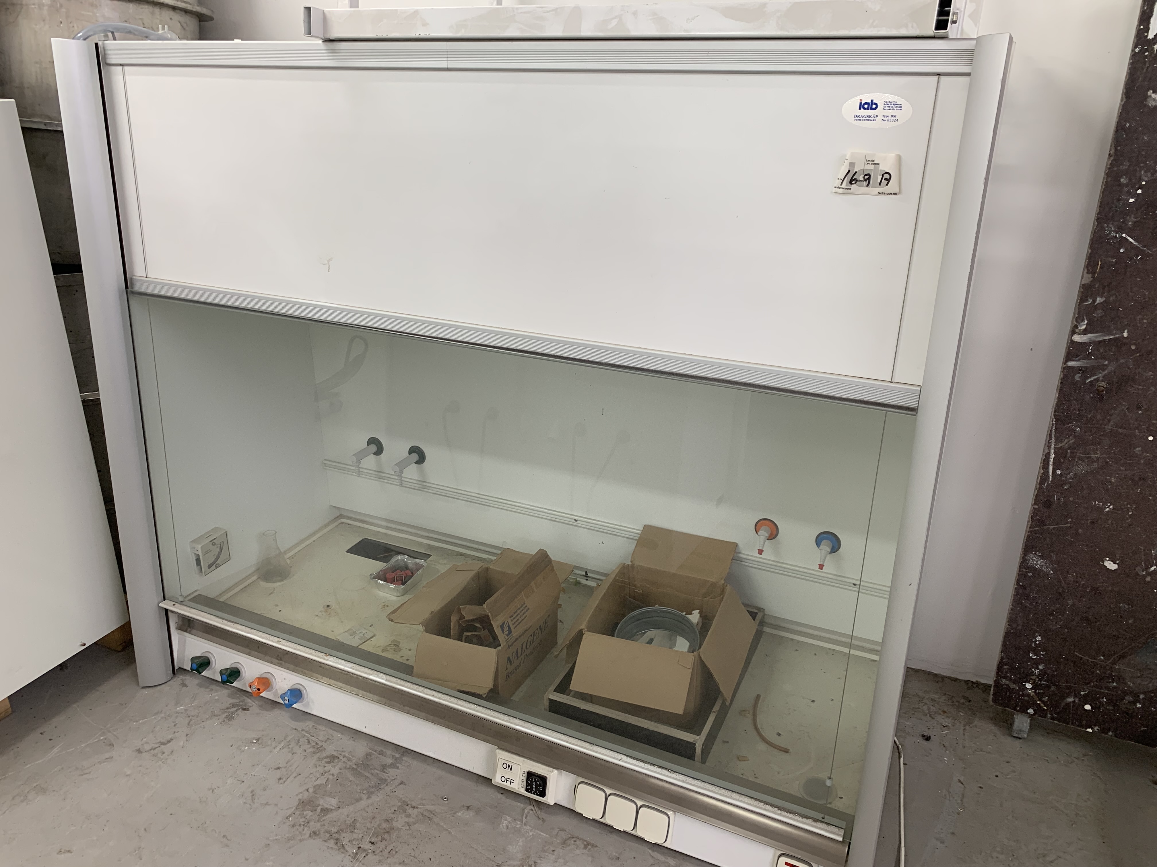 SELT / SOLD IAB Stinkskápur / Fume cupboard nr. 2. 180sm