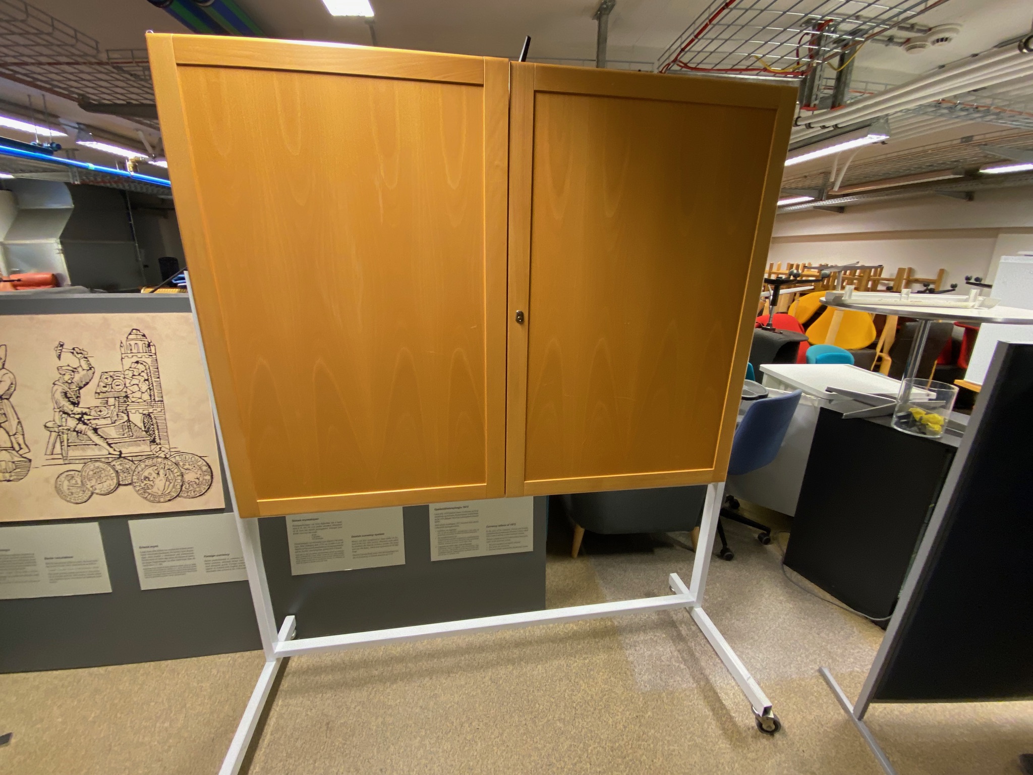 SELT / SOLD Vængjatússtafla á hjólum, H190 x B158/308 sm.