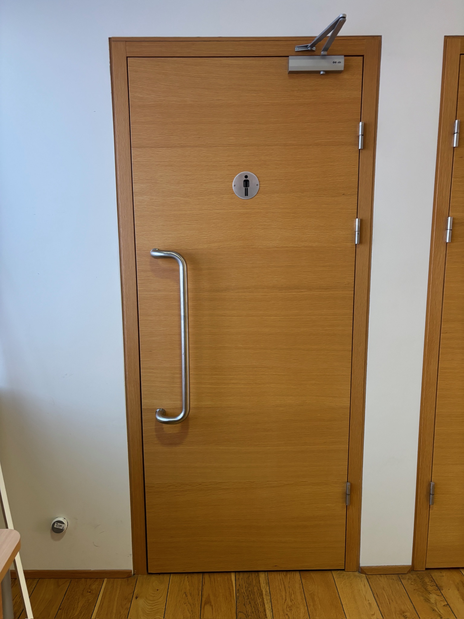 SELT / SOLD Yfirfelld, hljóðeinangrandi viðarhurð með pumpu, H215xB98 sm.