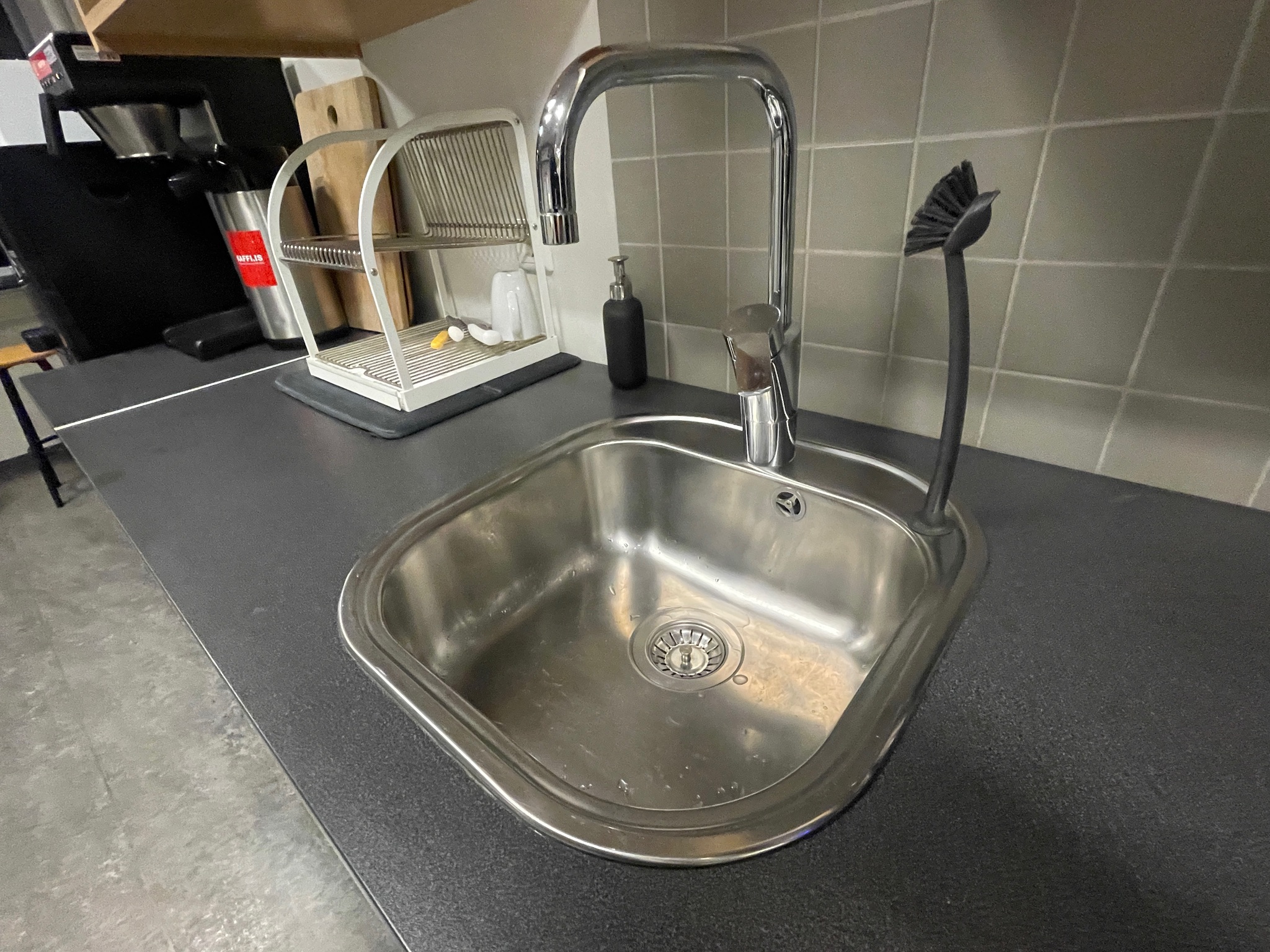 SELT / SOLD Eldhúsinnrétting með vask, B247 x D60 x H192 sm. R2-1 8