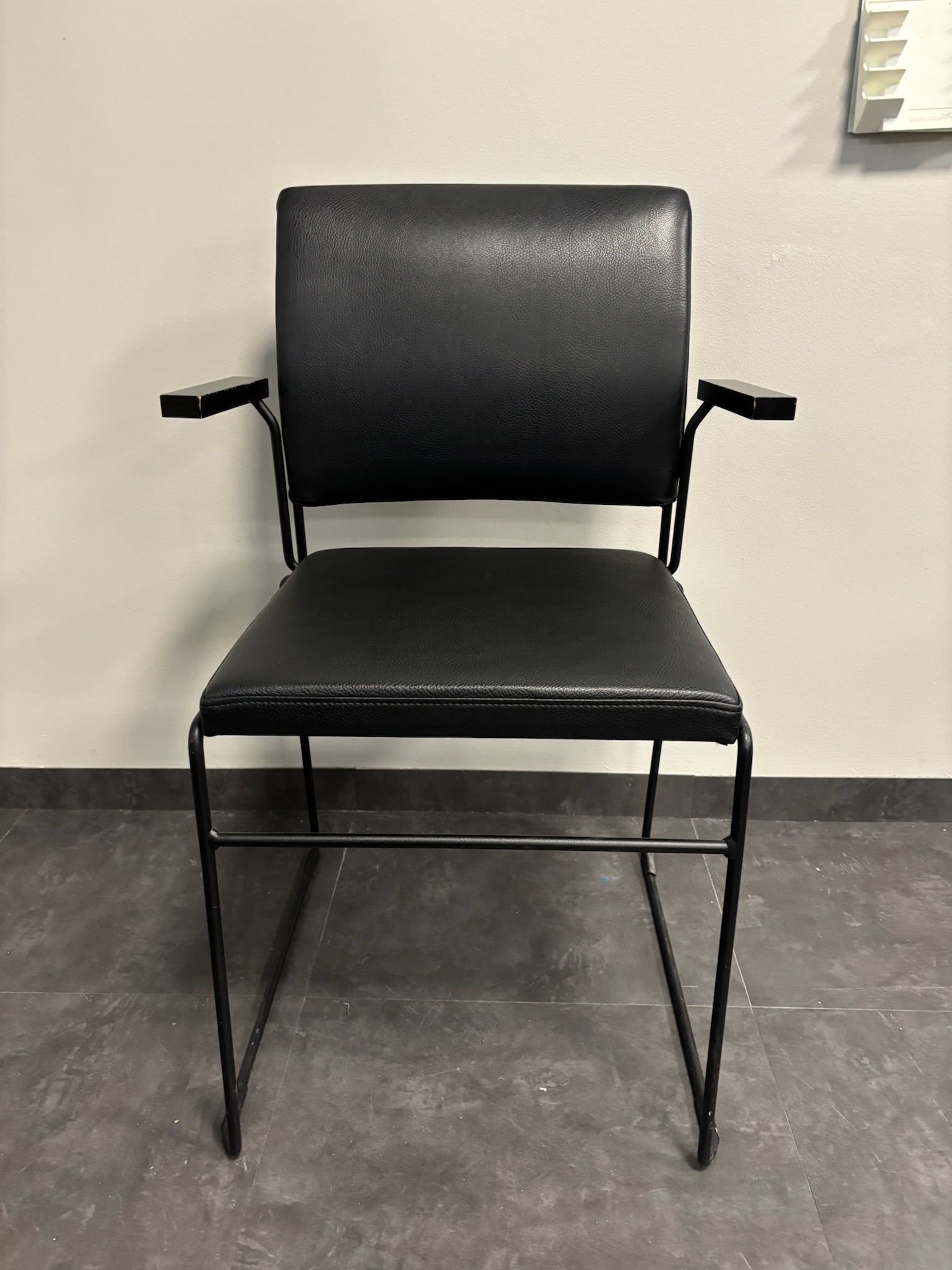 SELT / SOLD Fundarstóll frá Sýrusson, staflanlegur 6