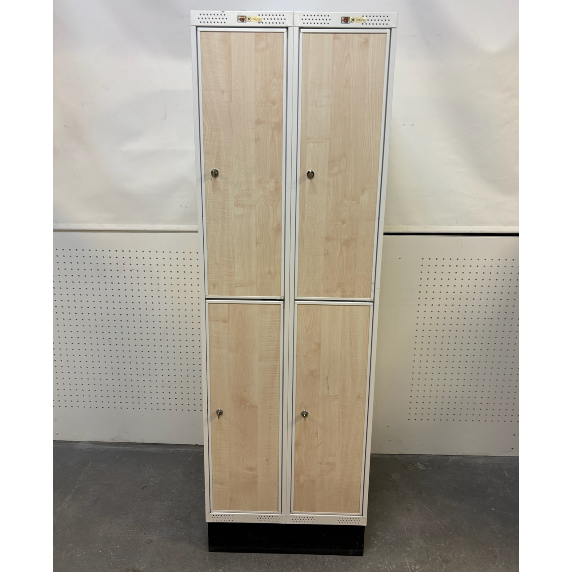 SELT / SOLD Starfsmannaskápur frá AJ Vörulistanum, H189xB60xD55sm. 2