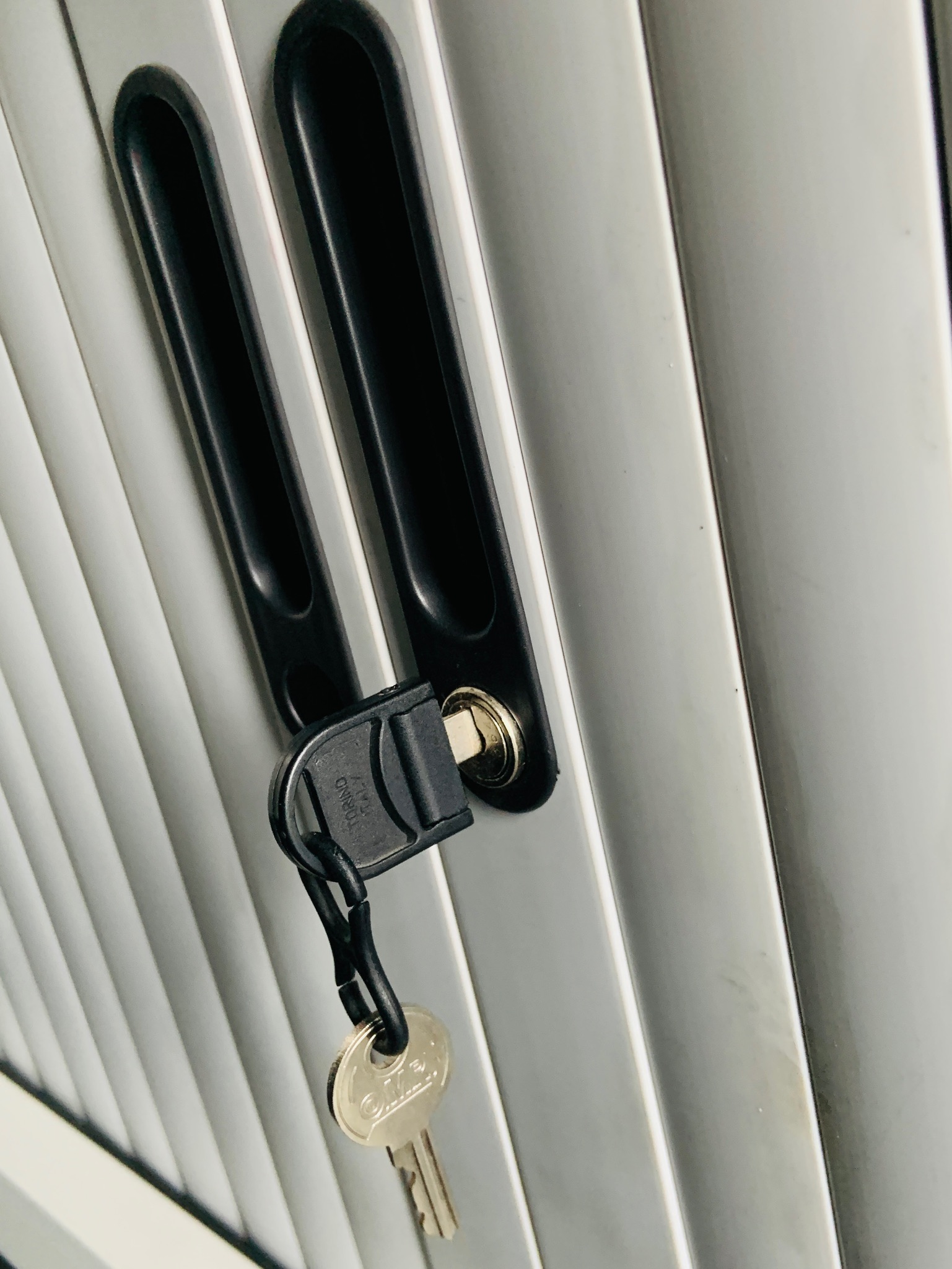 Selt/Endurnýtt-Metal design skápur m.læsingu 9