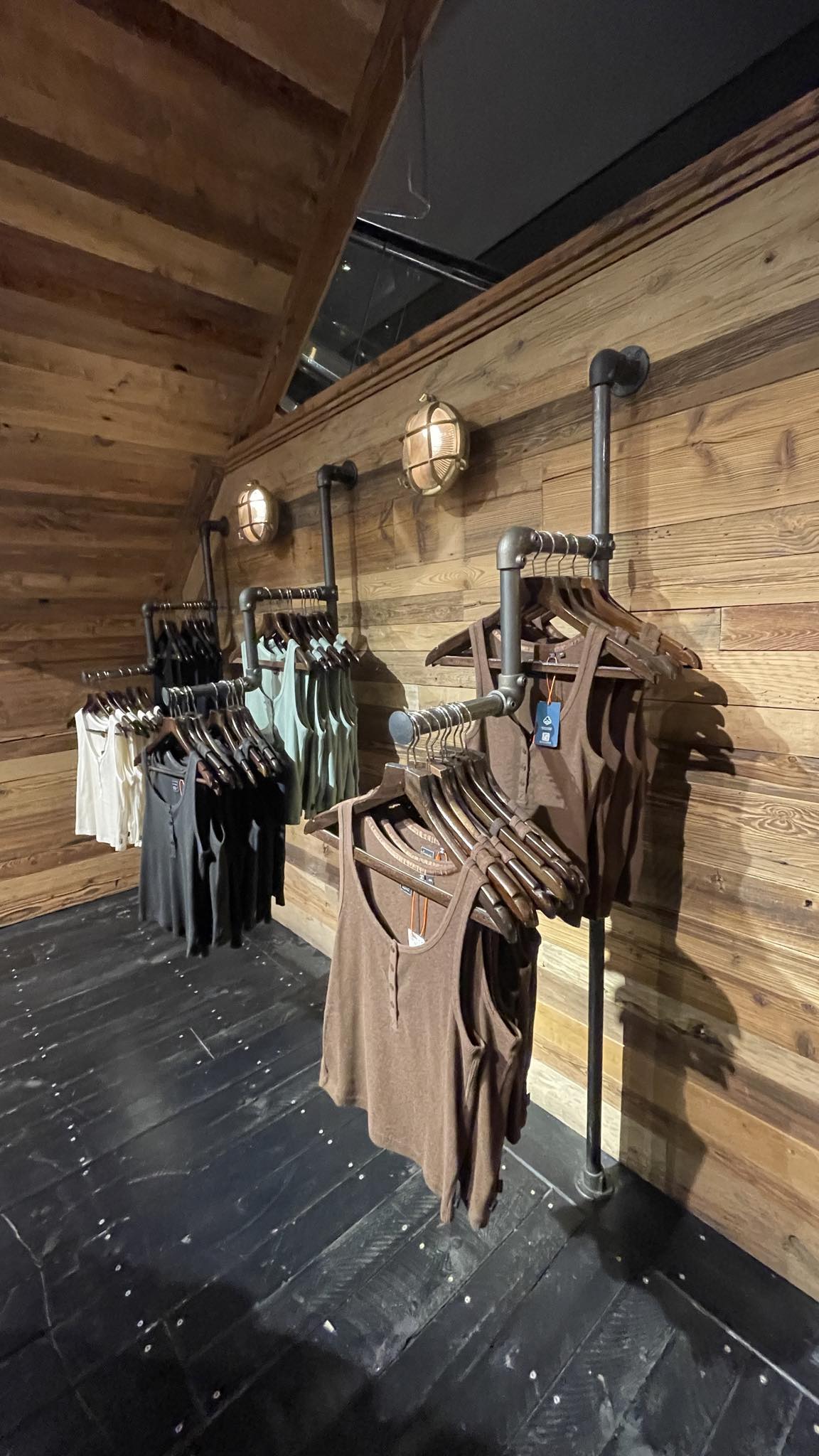 SELT / SOLD Rustic upphengjukerfi fyrir verslanir
