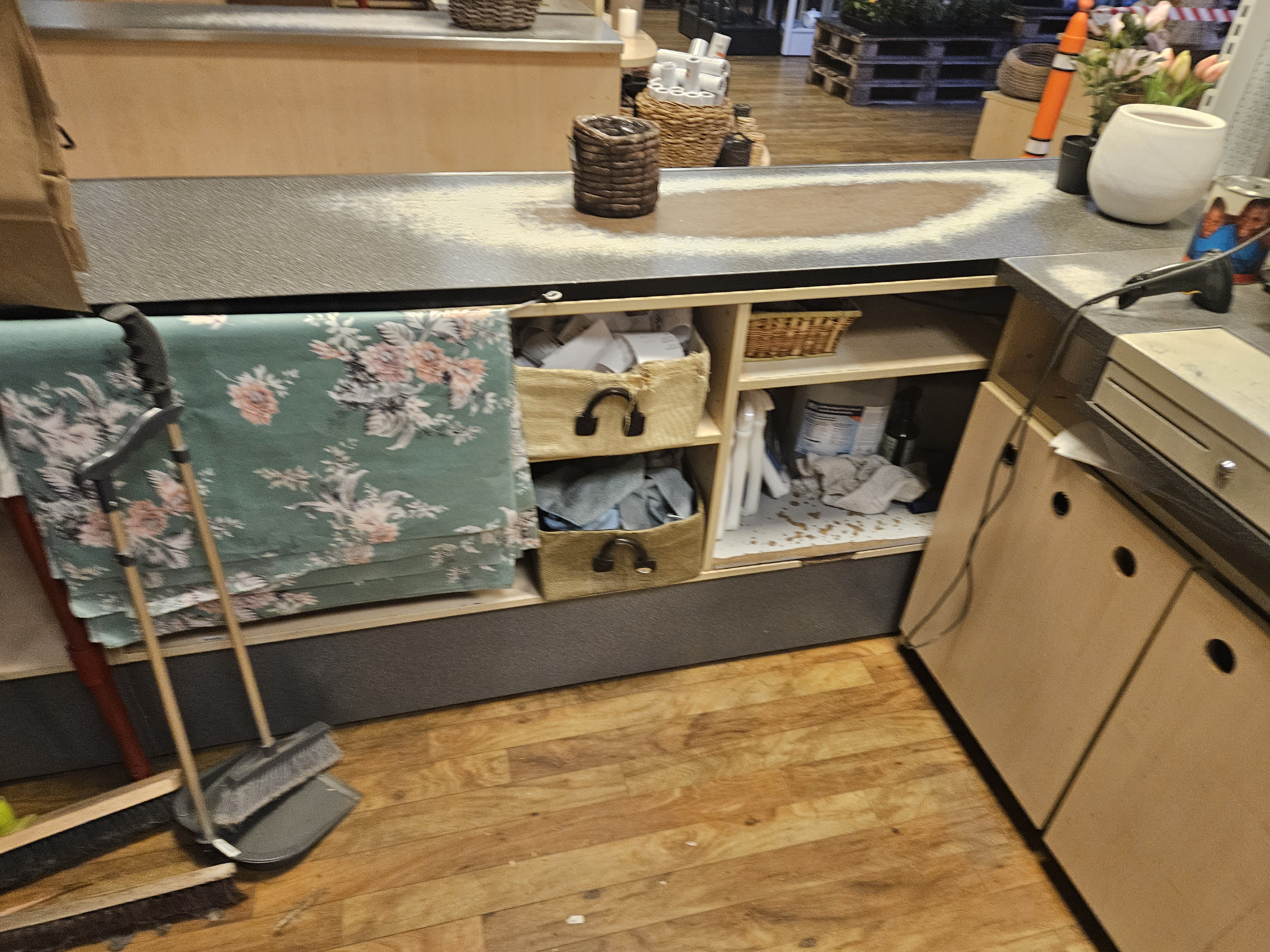 SELT / SOLD - Móttökuborð - búðarborð - verslunarborð 4 metrar 5