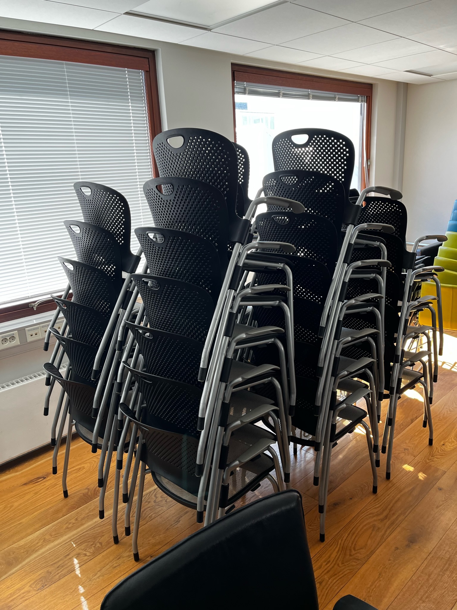 SELT / SOLD Herman Miller fundarstólar, staflanlegir 10