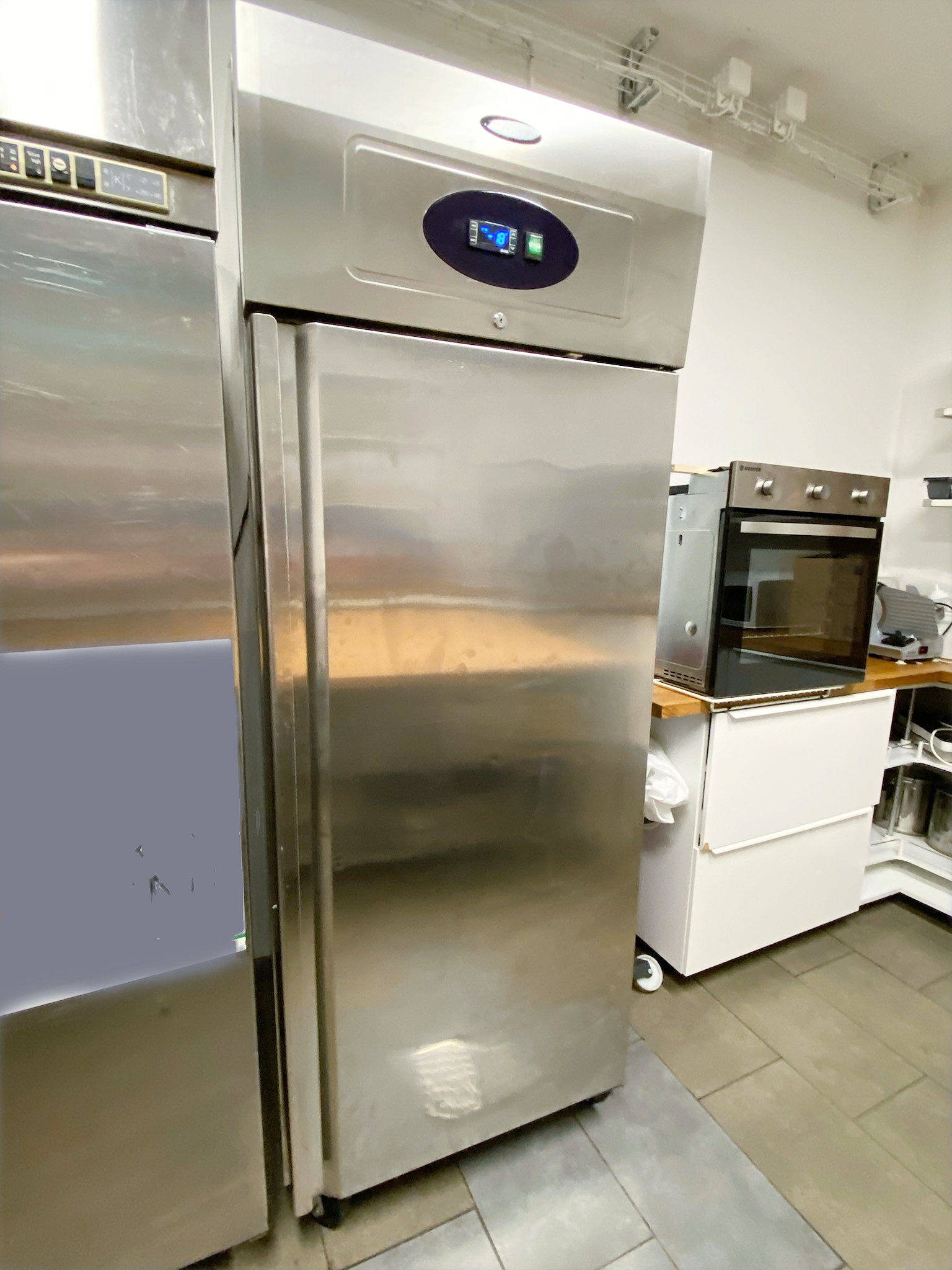 SELT / SOLD Tefcold frystir á hjólum, H201 x B74 x D85 sm.