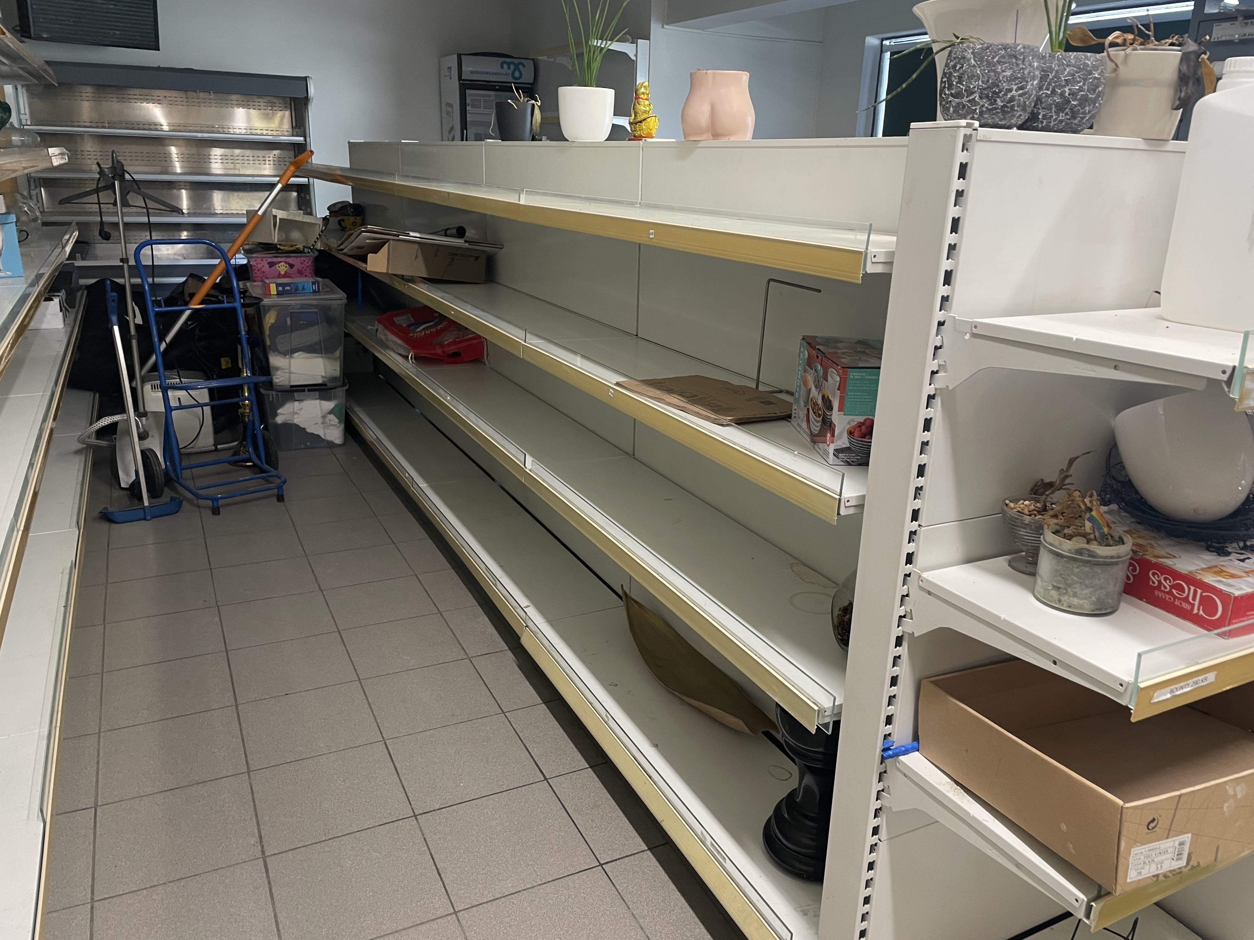 SELT / SOLD Verslunarhillur 40fm. 5