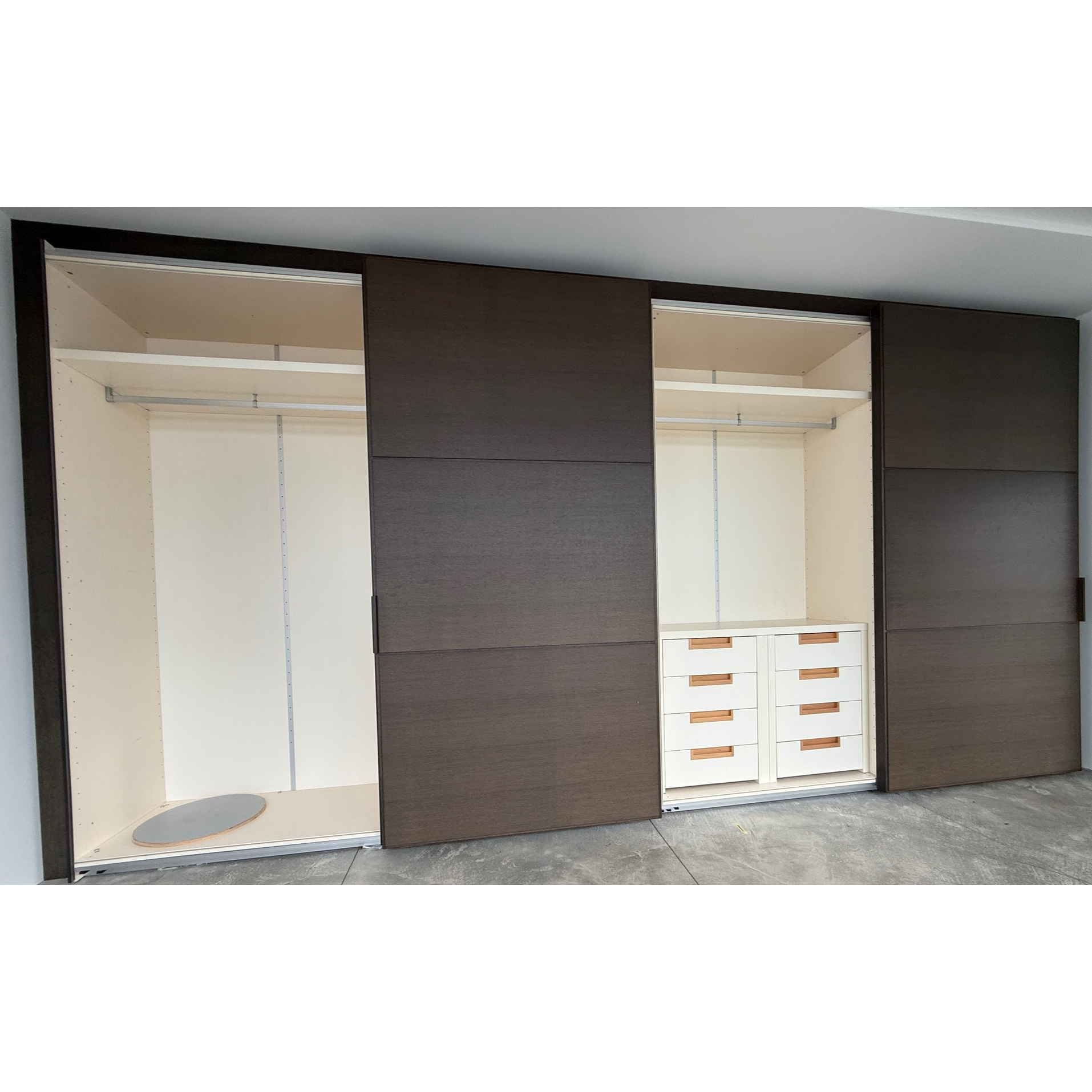 SELT / SOLD Tisettanta fataskápur - sérsmíðað á Ítalíu - B510 x D60 x H260 sm. 3