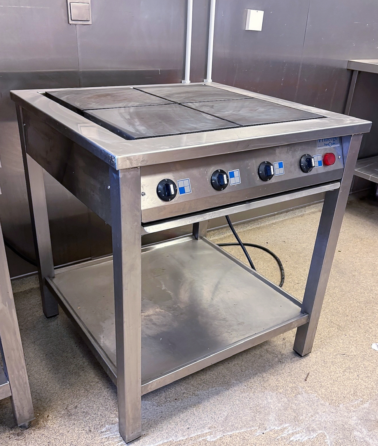 SELT / SOLD Fribergs flatpanna frá Fastus, H87 x B80 x D77 sm.
