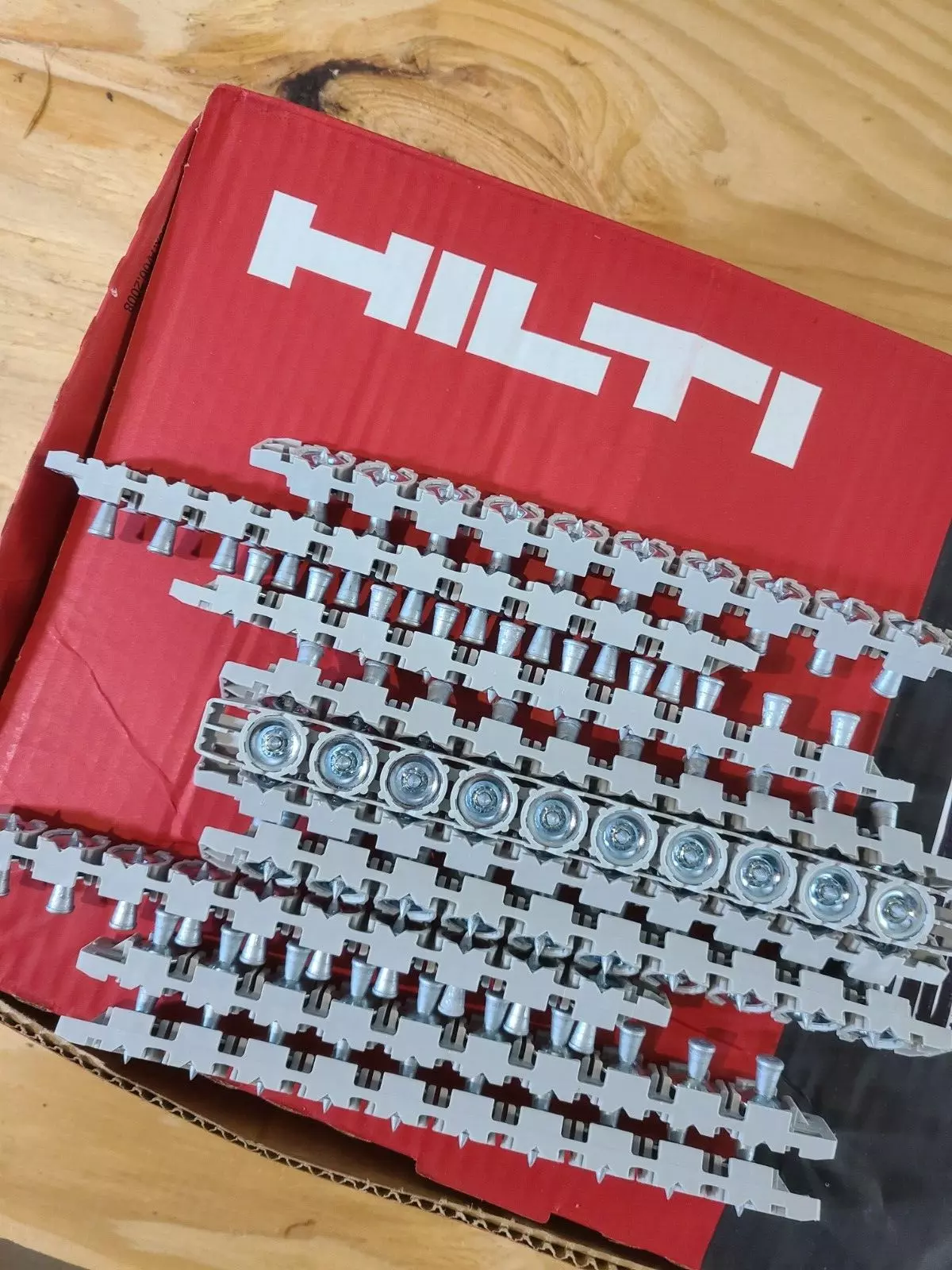 Naglar (18.000 stk.) og patrónur (15.000 stk.) frá Hilti