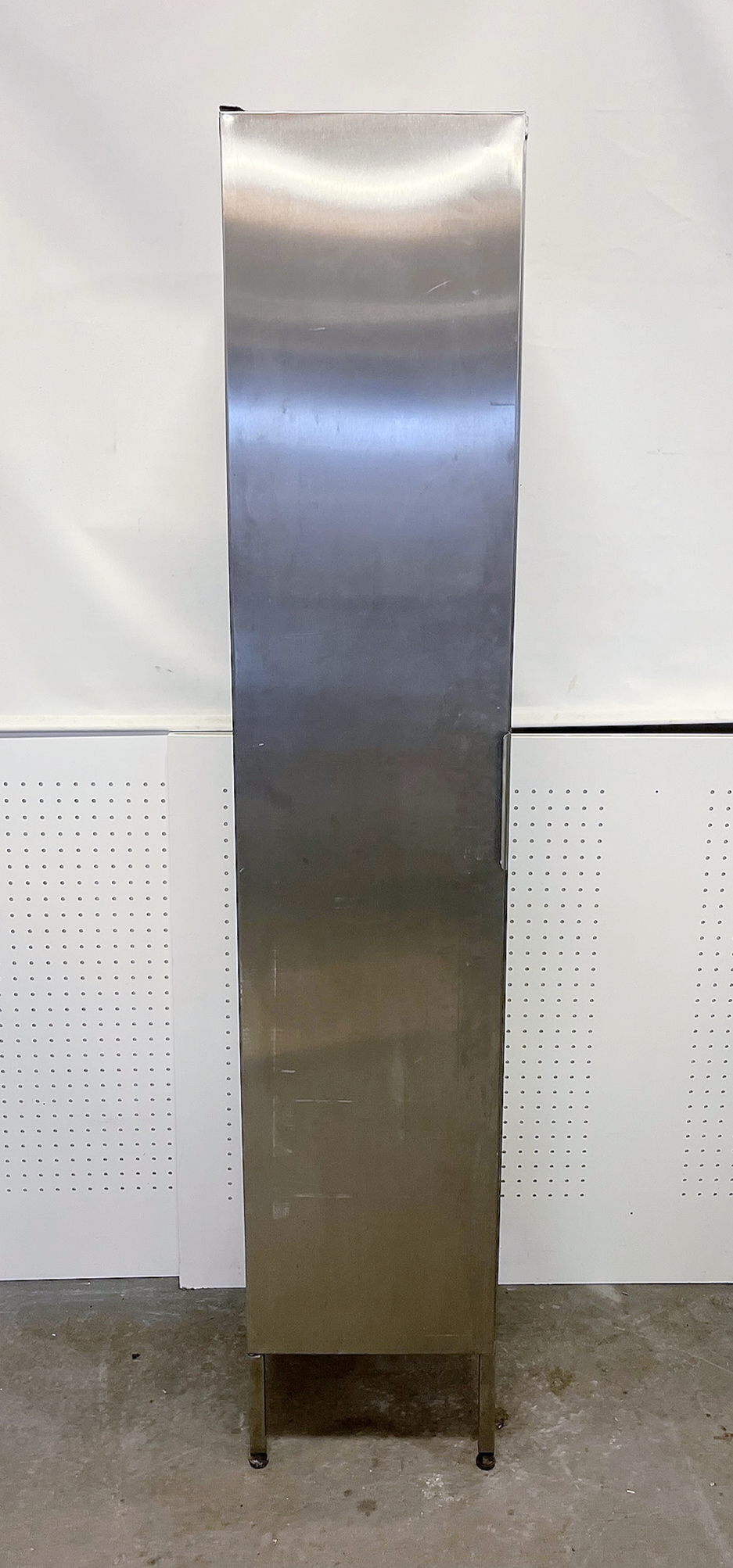 SELT / SOLD Ryðfrír stálskápur, H204 x B40 x D43 sm. 3