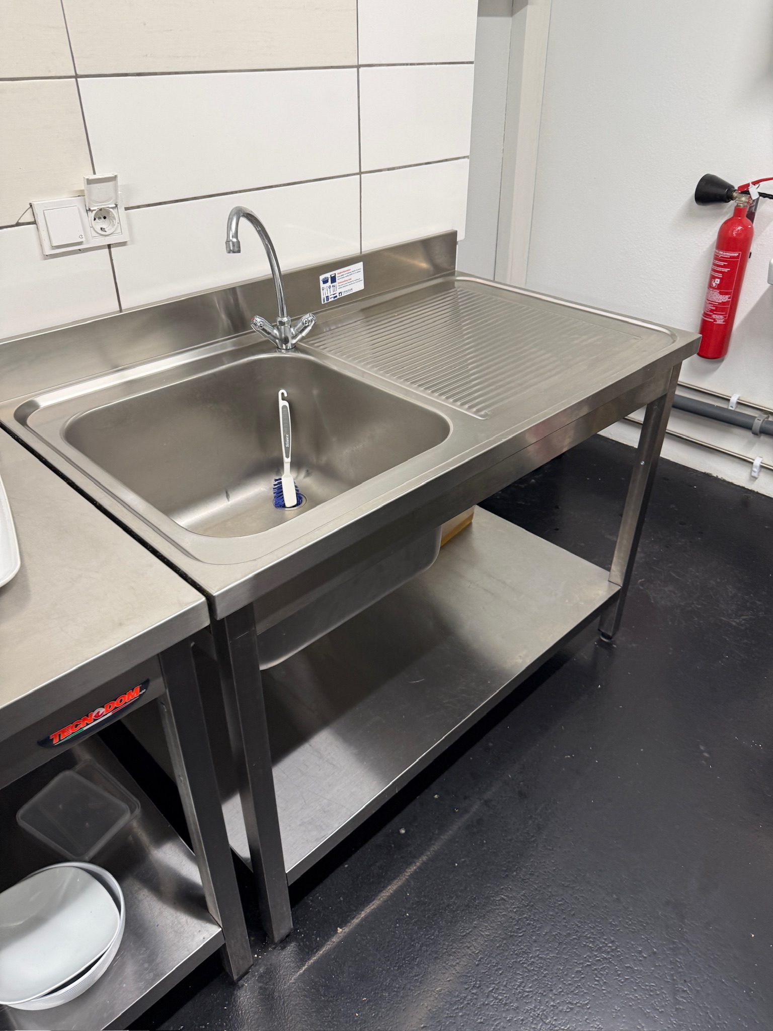SELT / SOLD Tecnodom stálborð m. vaski, undirhillu og bakkanti frá BVT 2
