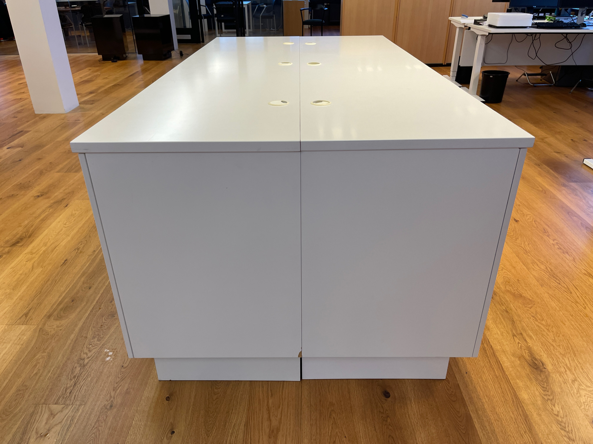 Selt/Endurnýtt-Skápa & sýningareyja 240x120 H90 m.dokkugötum 11