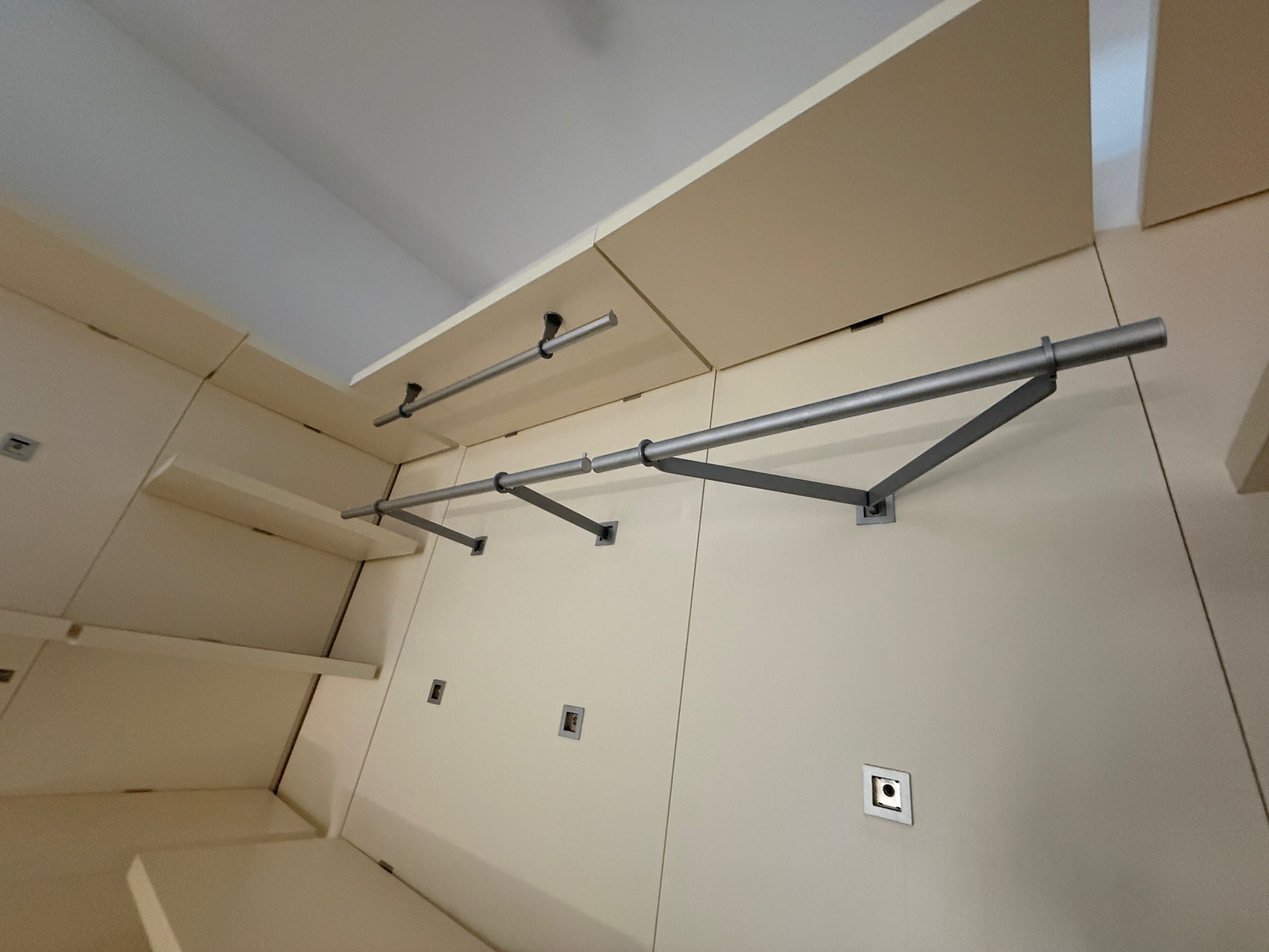 SELT / SOLD Tisettanta fataherbergi / Walk-In closet / Spegill 12 lengdarmetrar 6