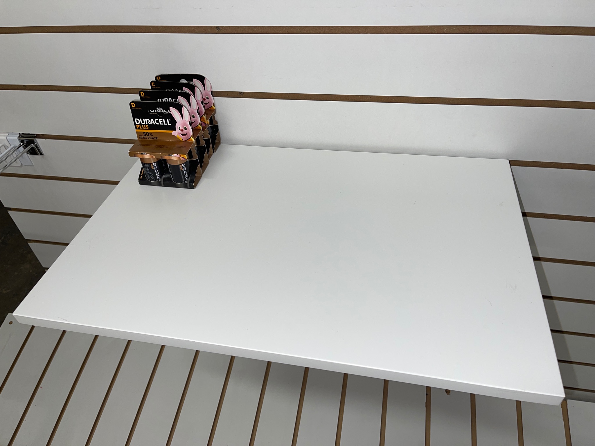 SELT / SOLD Panel viðarhilla hvít krómfestingar 58x38sm 6