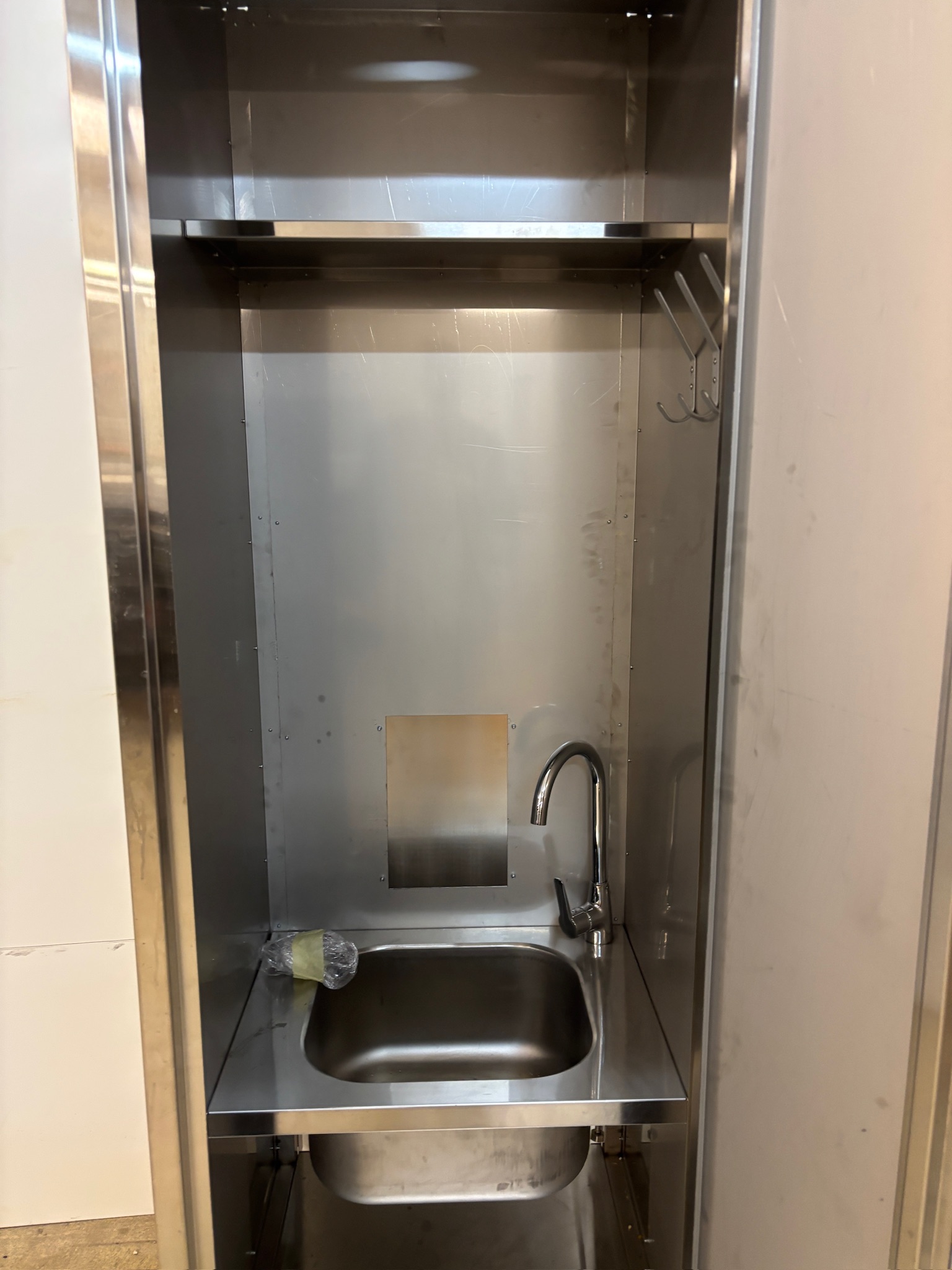 SELT / SOLD VITRUM Ræstiskápur ónotaður ryðfrítt Stál - B60 x D70 x H200 sm. 2