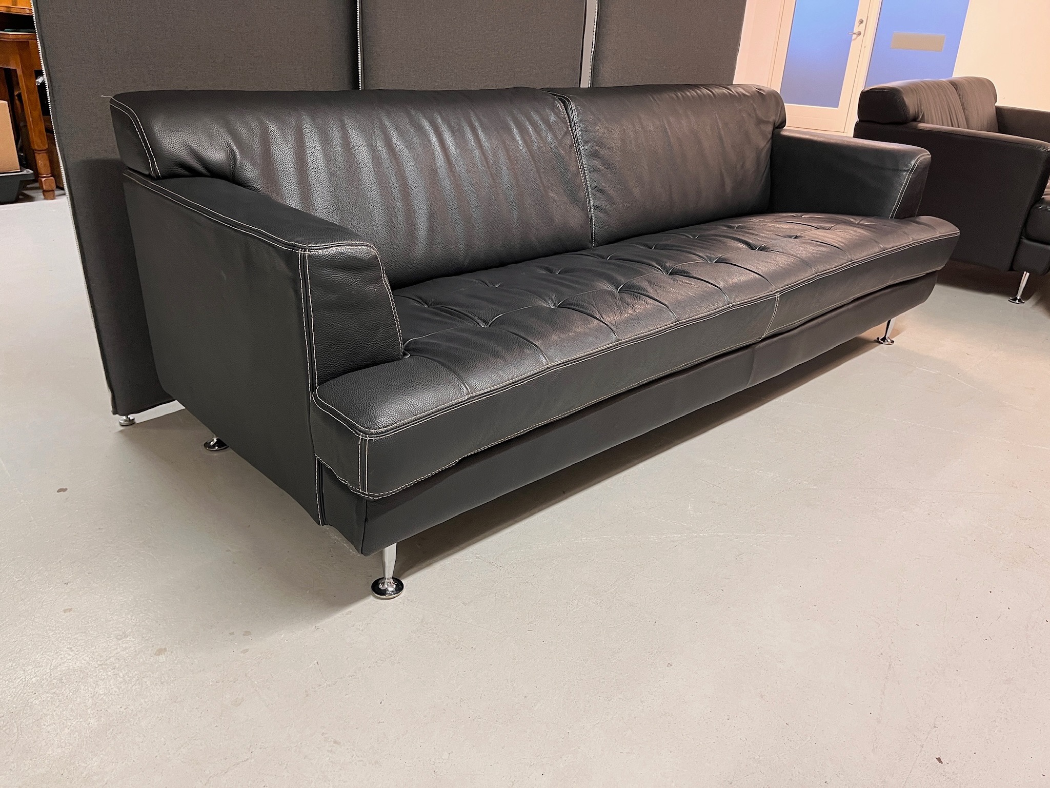 SELT / SOLD Leðursófi frá Alþingi, B223 D85 x H76