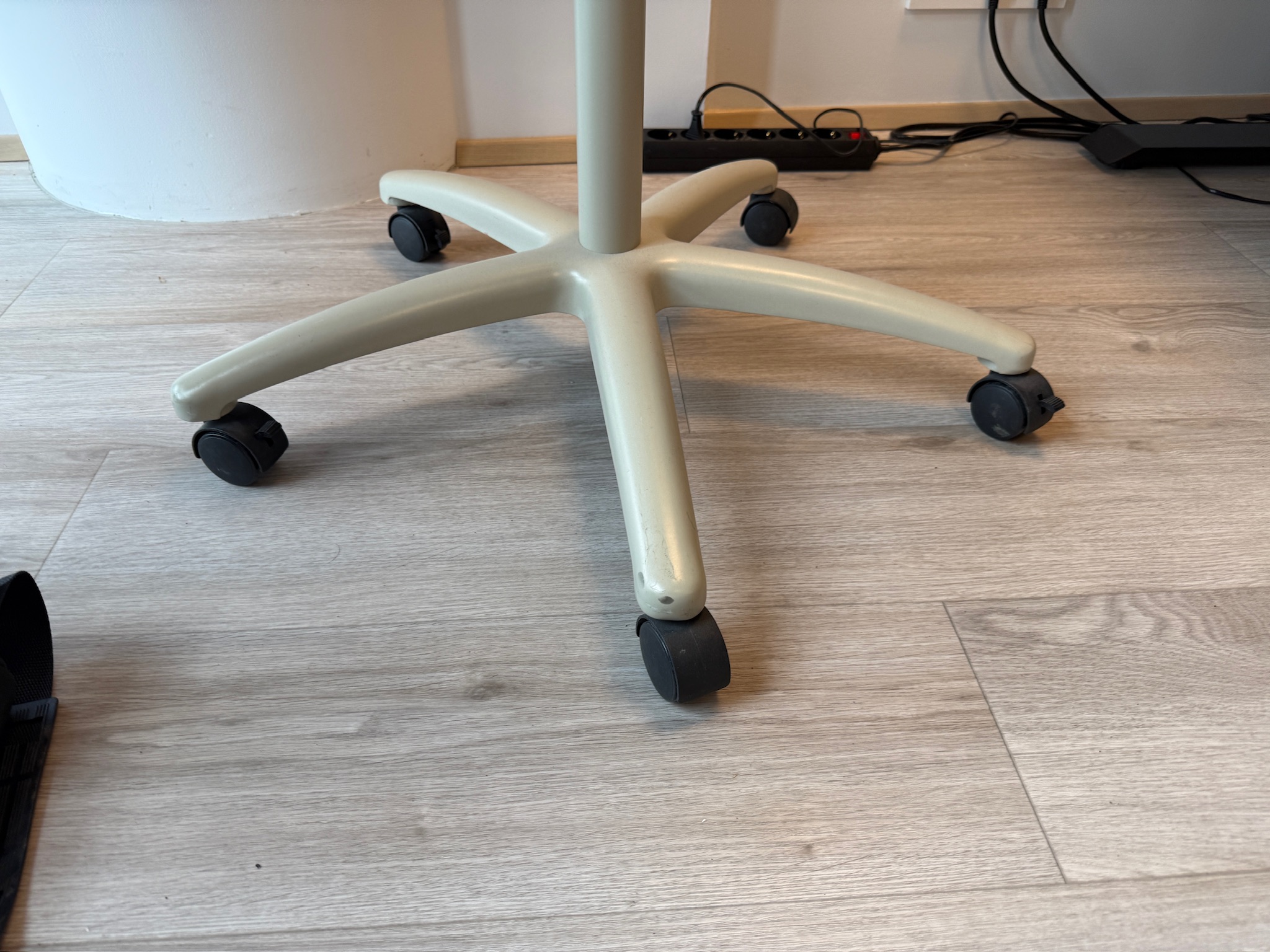 SELT / SOLD Nobo fletti- og tússtafla á hjólum frá A4 8