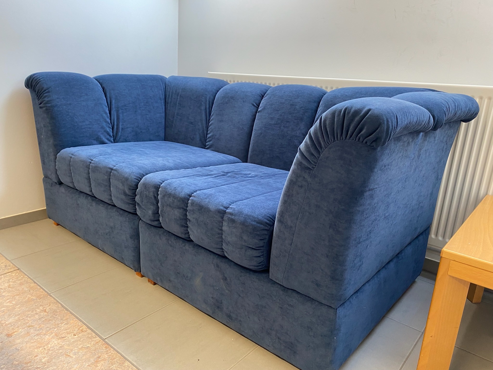 SELT / SOLD Velvet blár sófi 2ja manna