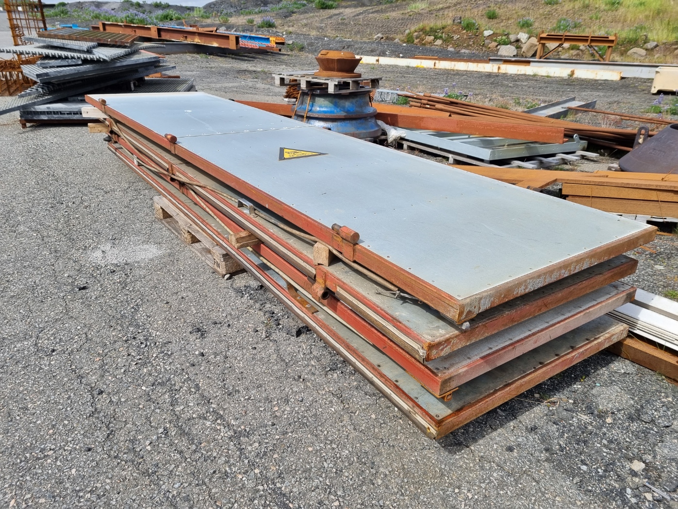 SELT / SOLD - Iðnaðarhurð - 4.5x4.5 m.
