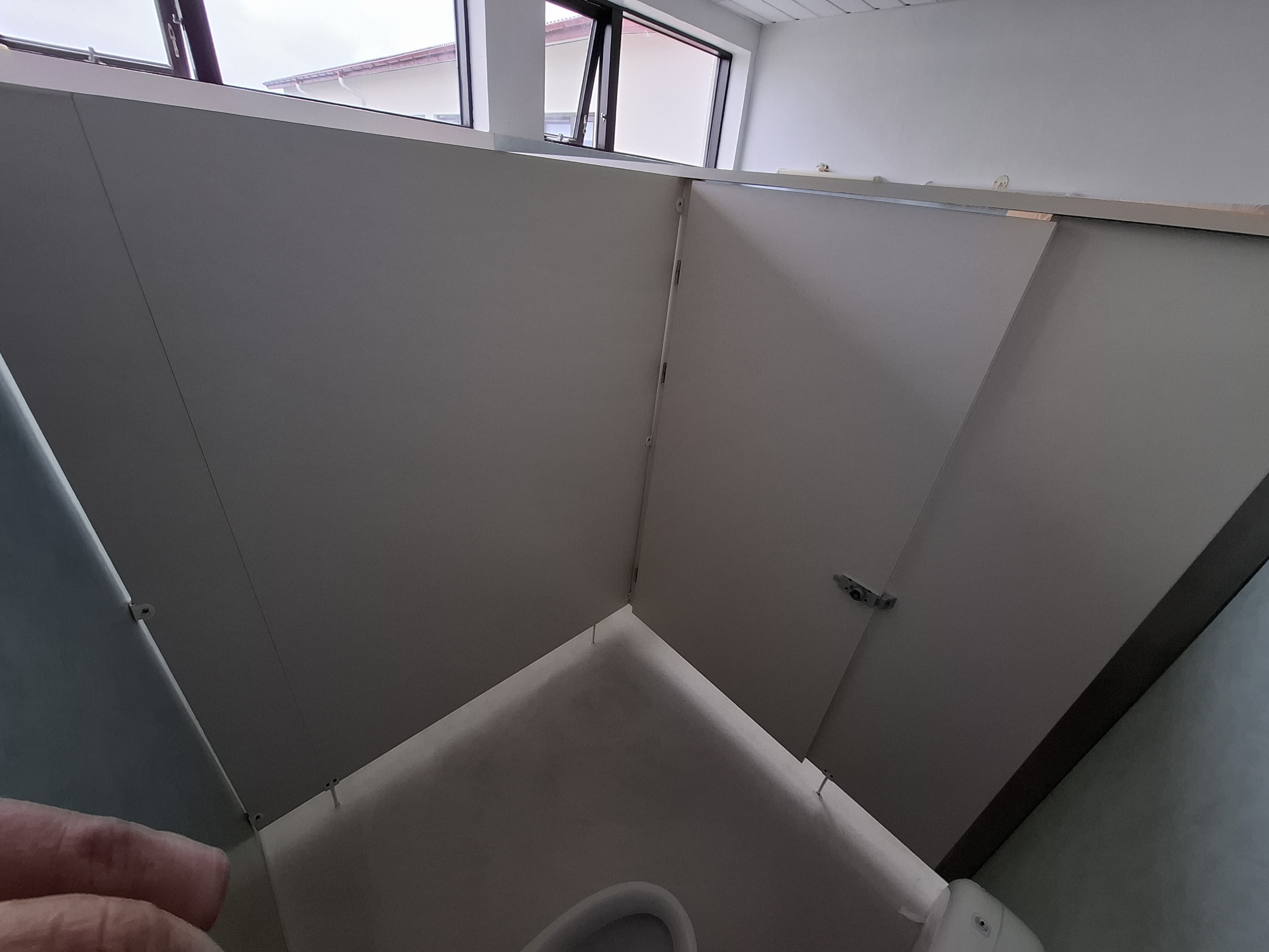 SELT / SOLD Nýleg WC skilrúm fyrir 2 klósett 5