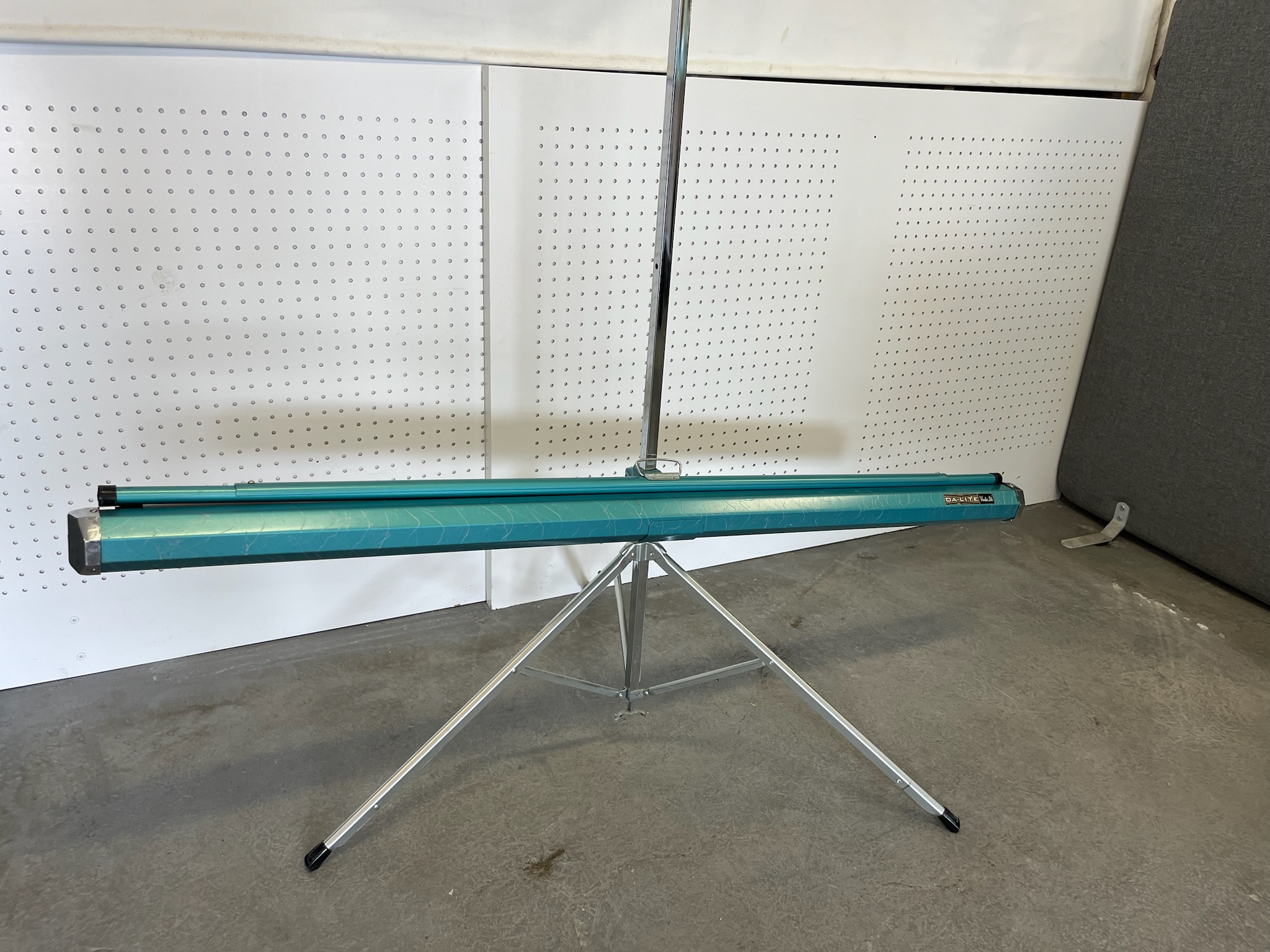 SELT / SOLD Sýningartjald á þrífæti, B150xH150sm. 2