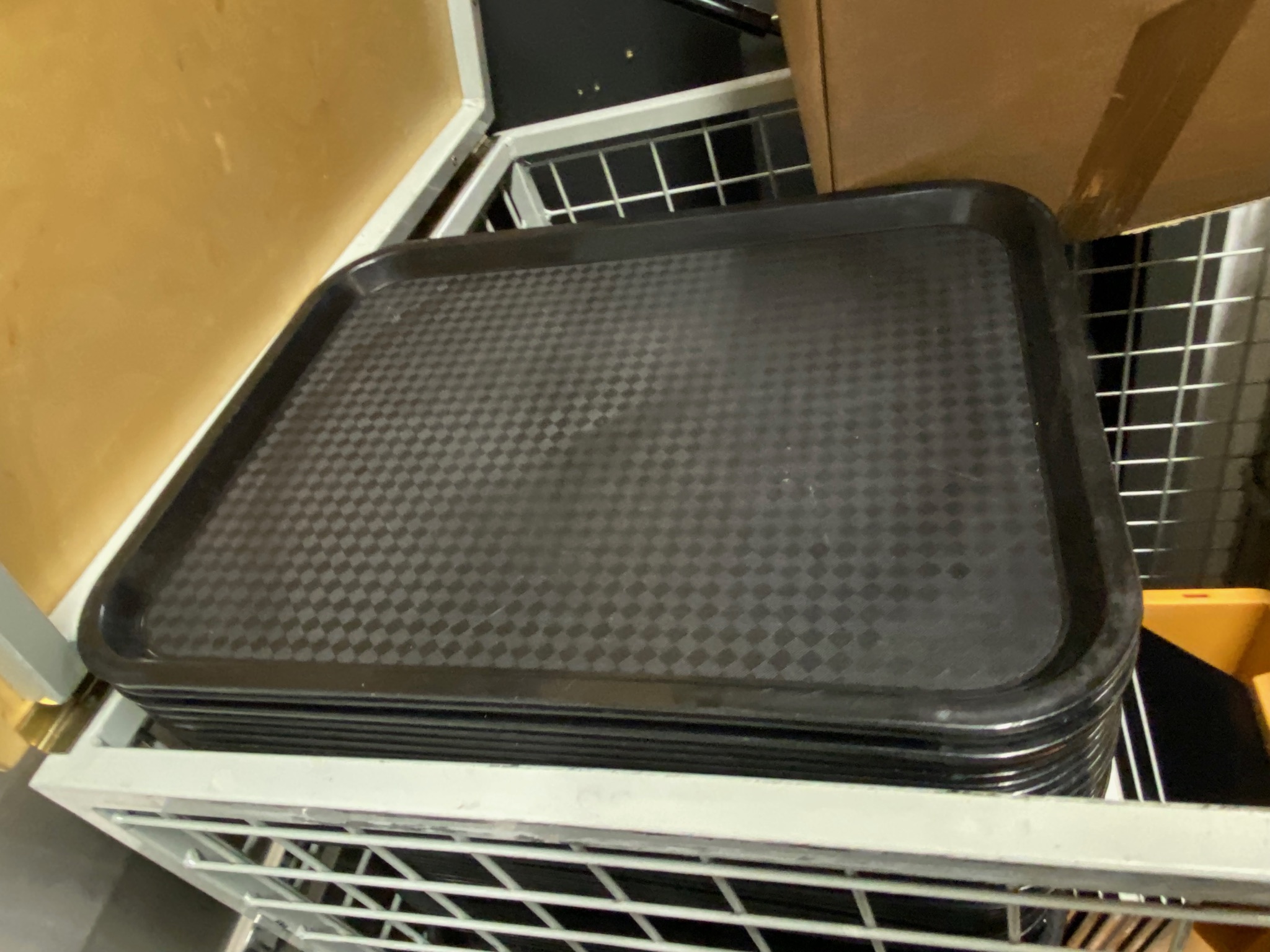 SELT / SOLD Plastbakkar svartir - B41 x D31 sm. (40 stk.) 2
