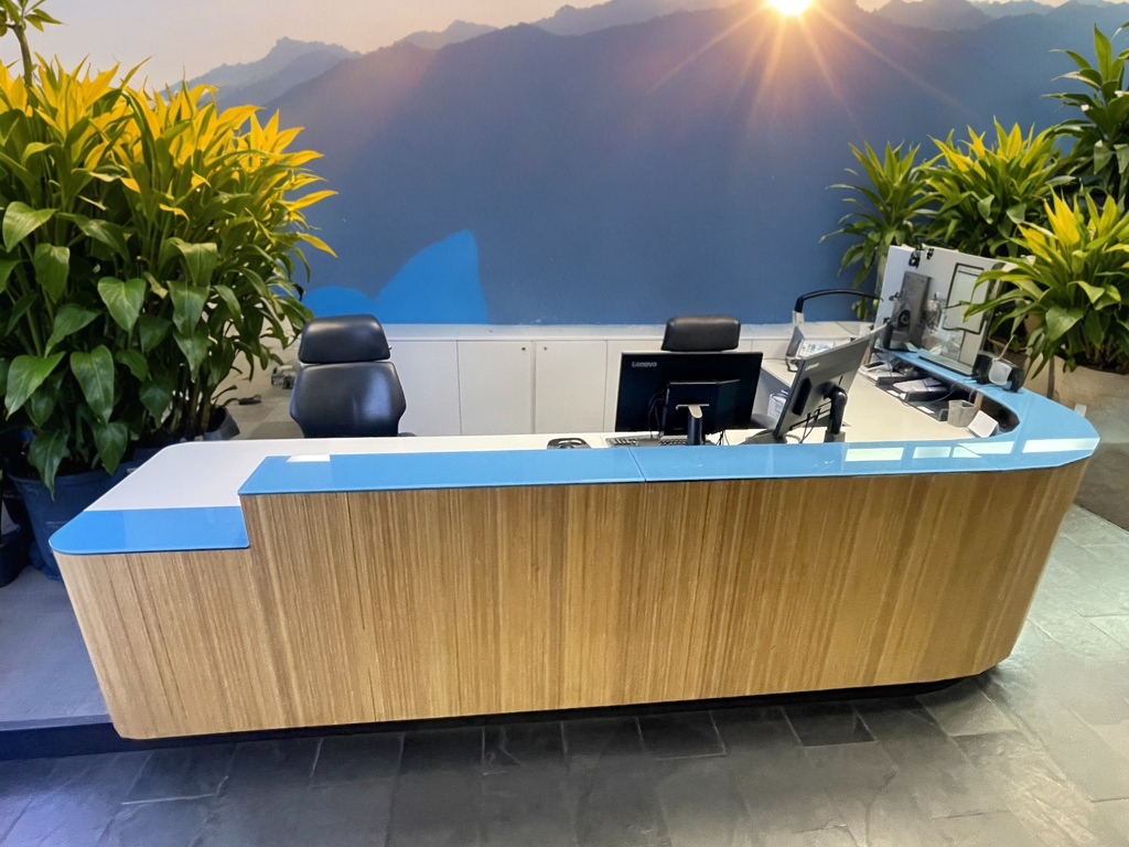 SELT / SOLD - Einstakt móttökuborð sérsmíði - Tvær starfsstöðvar - 400 x 180 sm.