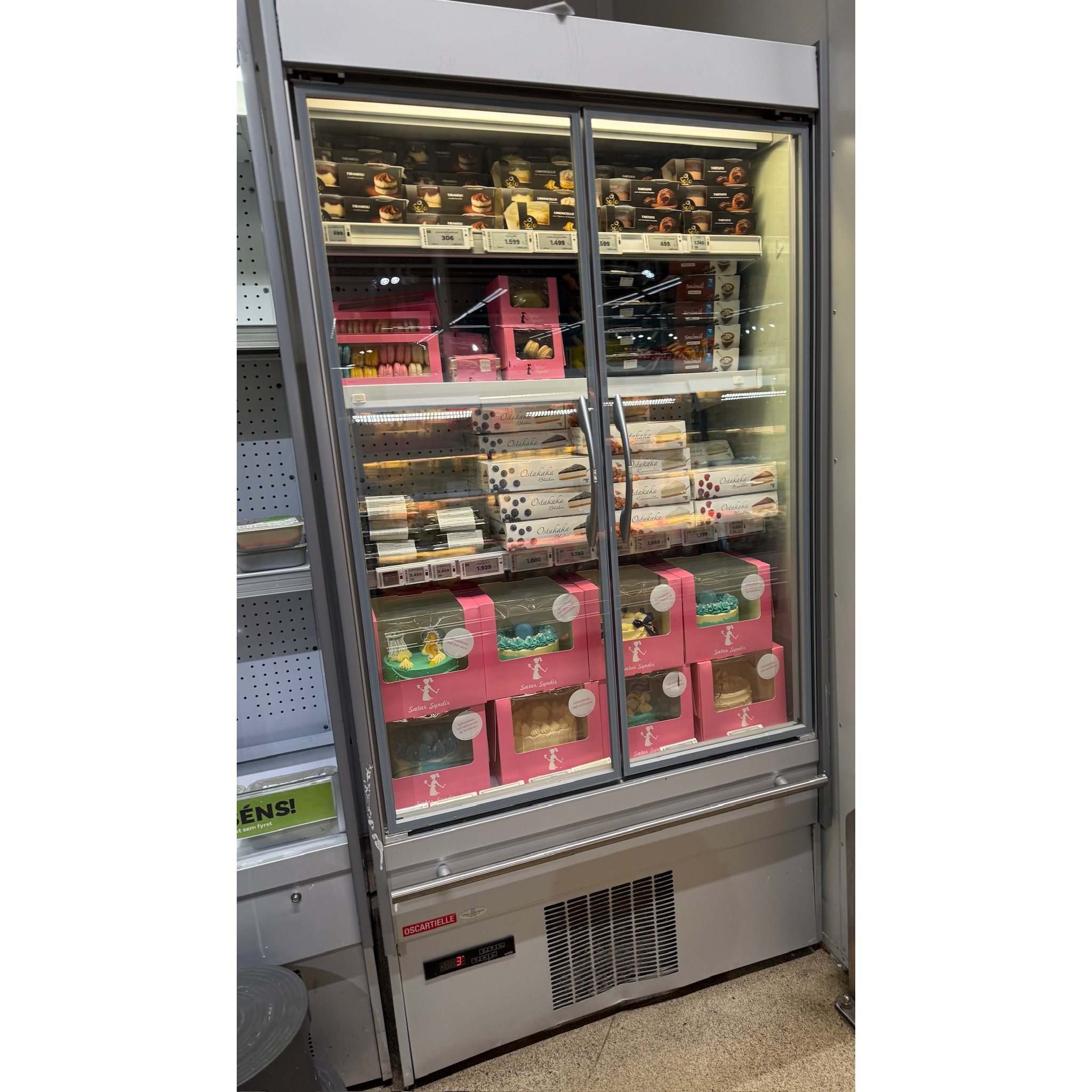 SELT / SOLD Oscartielle display kælir frá BVT, H198xB98sm. 2