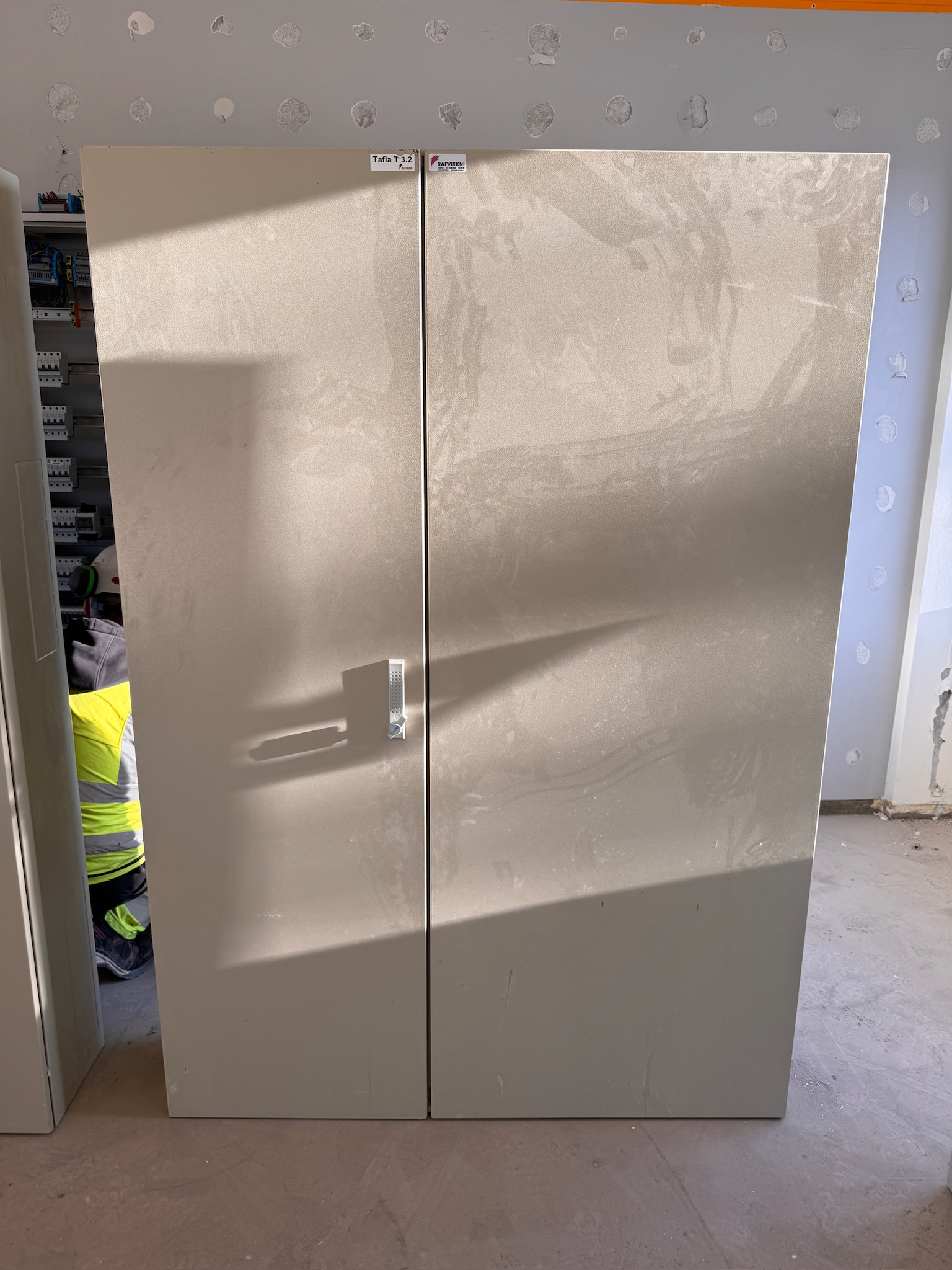 SELT / SOLD Hager rafmagnstafla, H185xB105xD28sm. 4