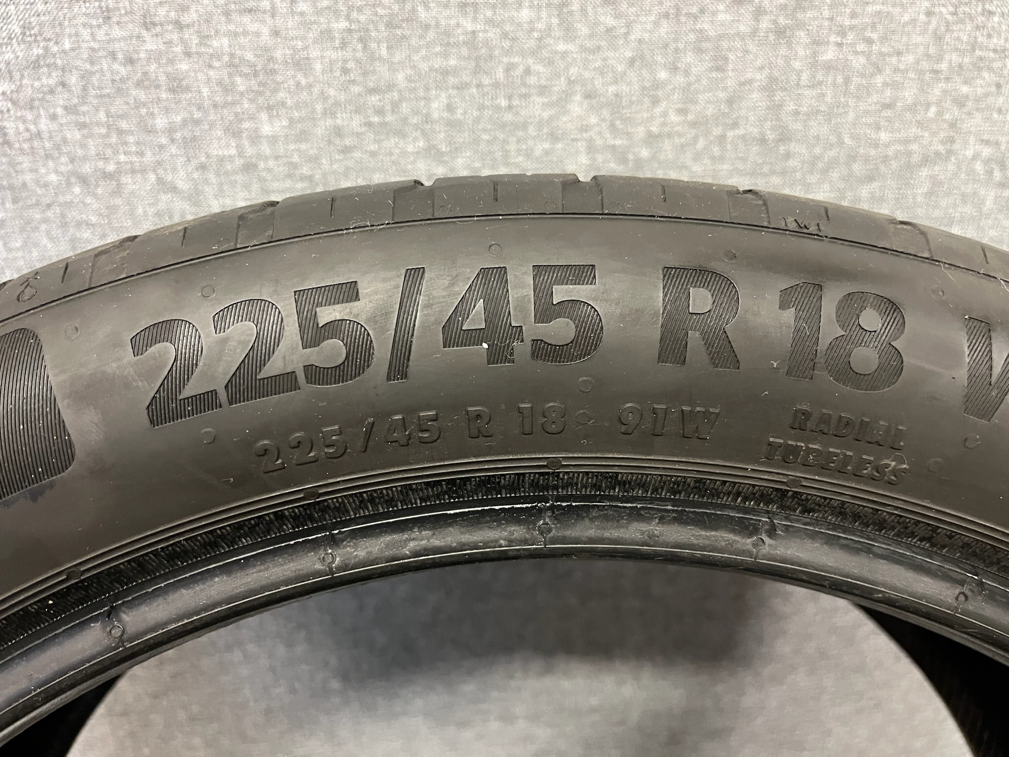 SELT / SOLD Continental sumardekk, 225/45/R18 5