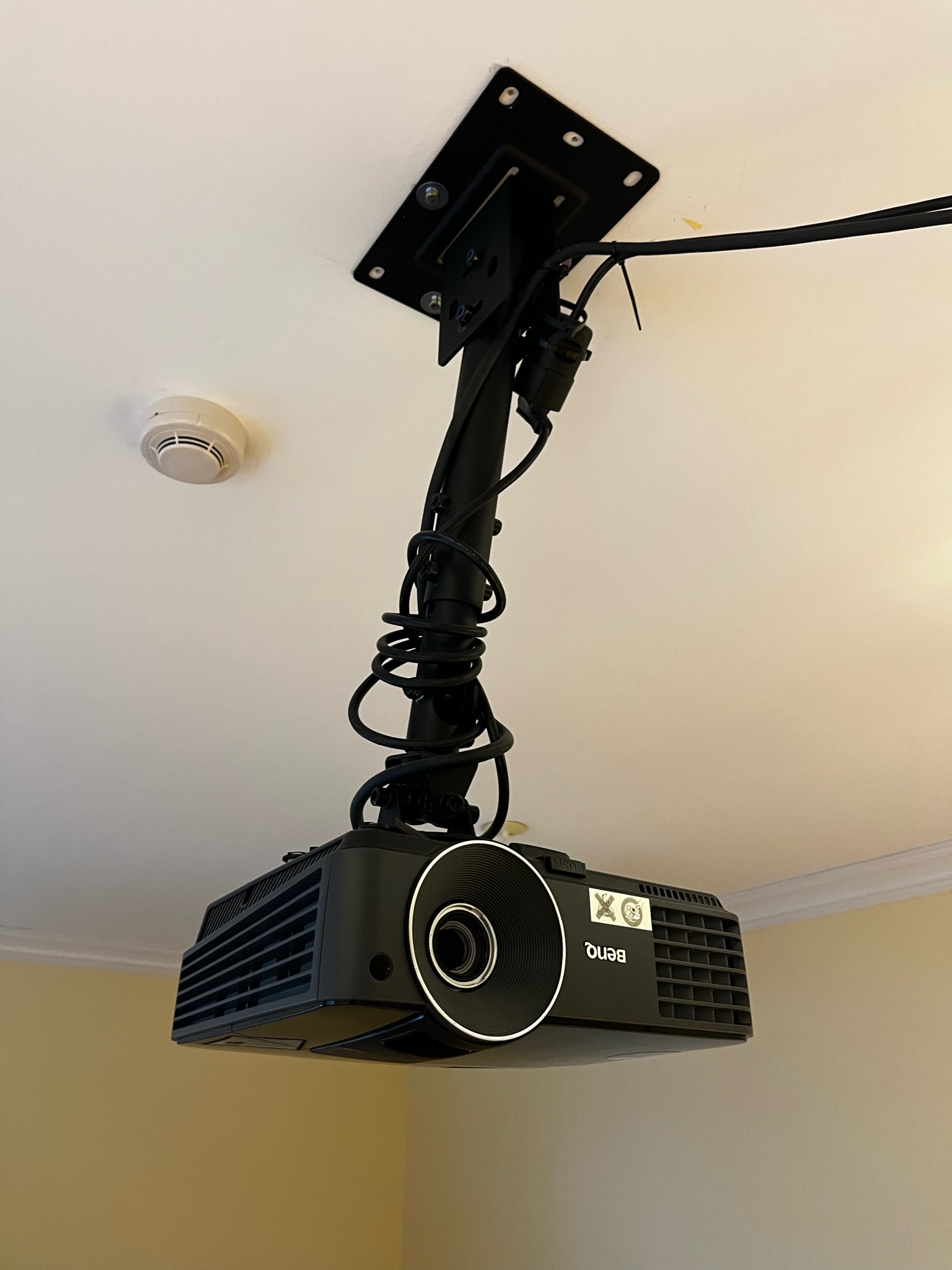 SELT / SOLD BENQ myndvarpi HDMI m.loftafestingu 2