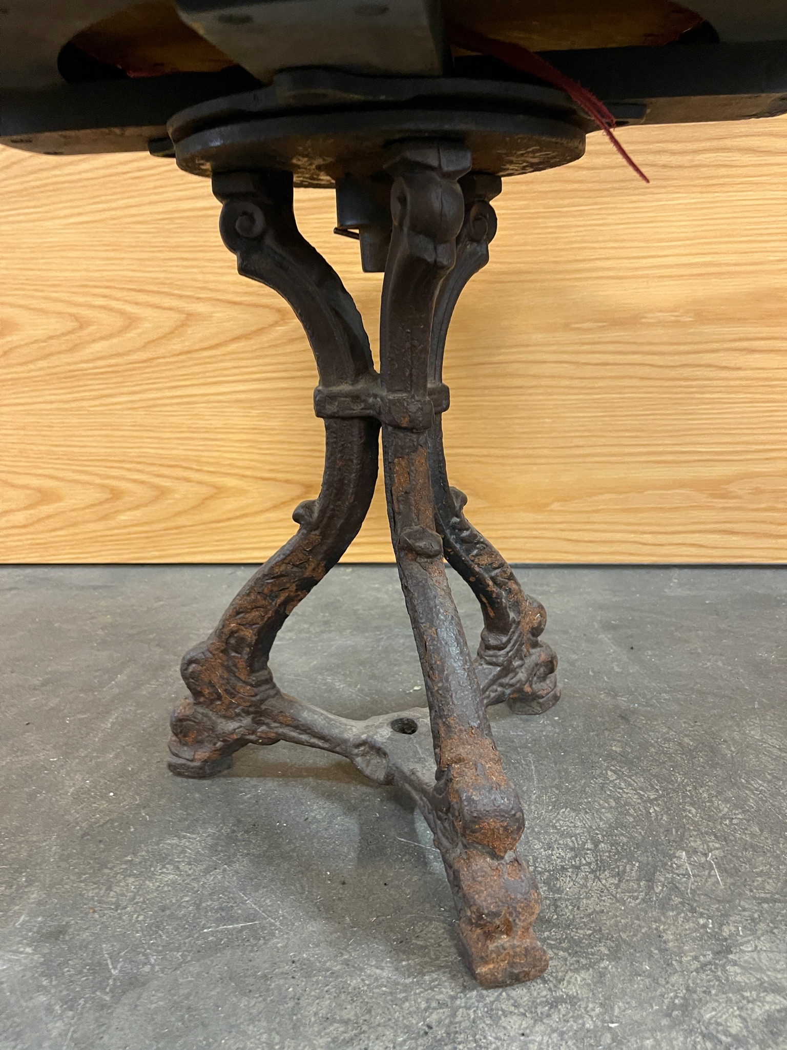 SELT / SOLD Gullfallegur snúningsstóll m. rauðri setu 3