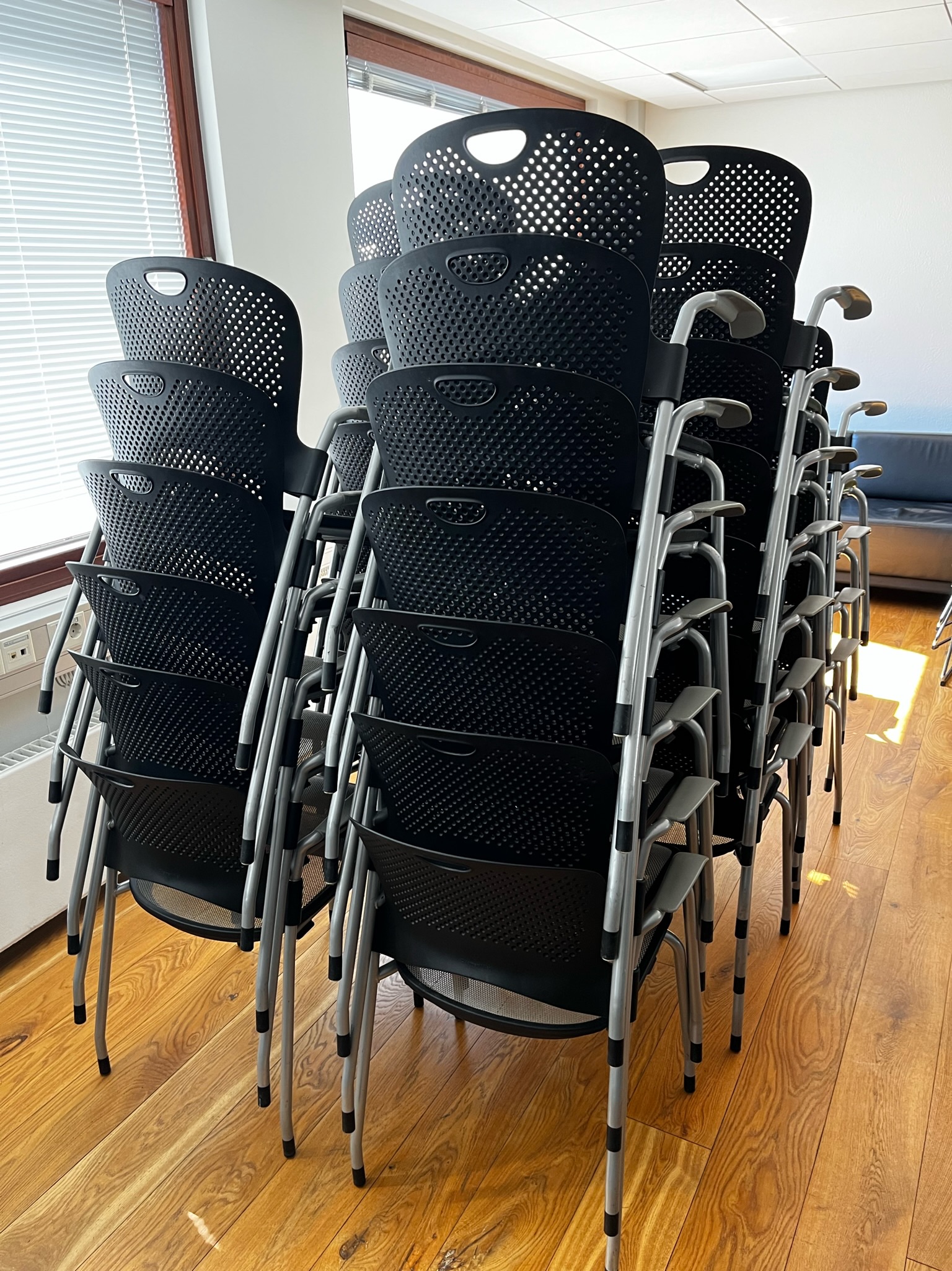 SELT / SOLD Herman Miller fundarstólar, staflanlegir 11