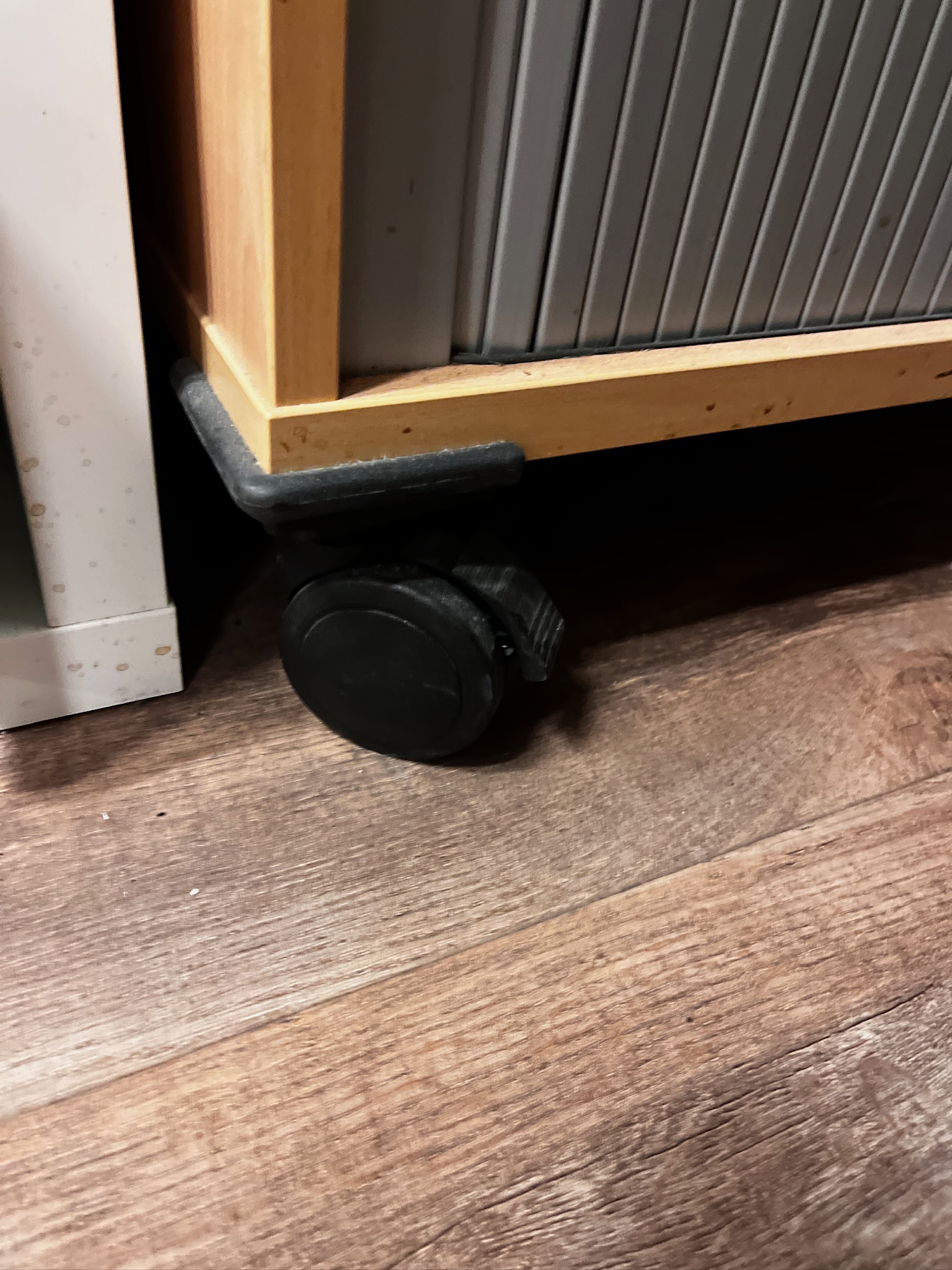 SELT / SOLD Skrifstofuskápur á hjólum frá EG skrifstofuhúsgögn 2