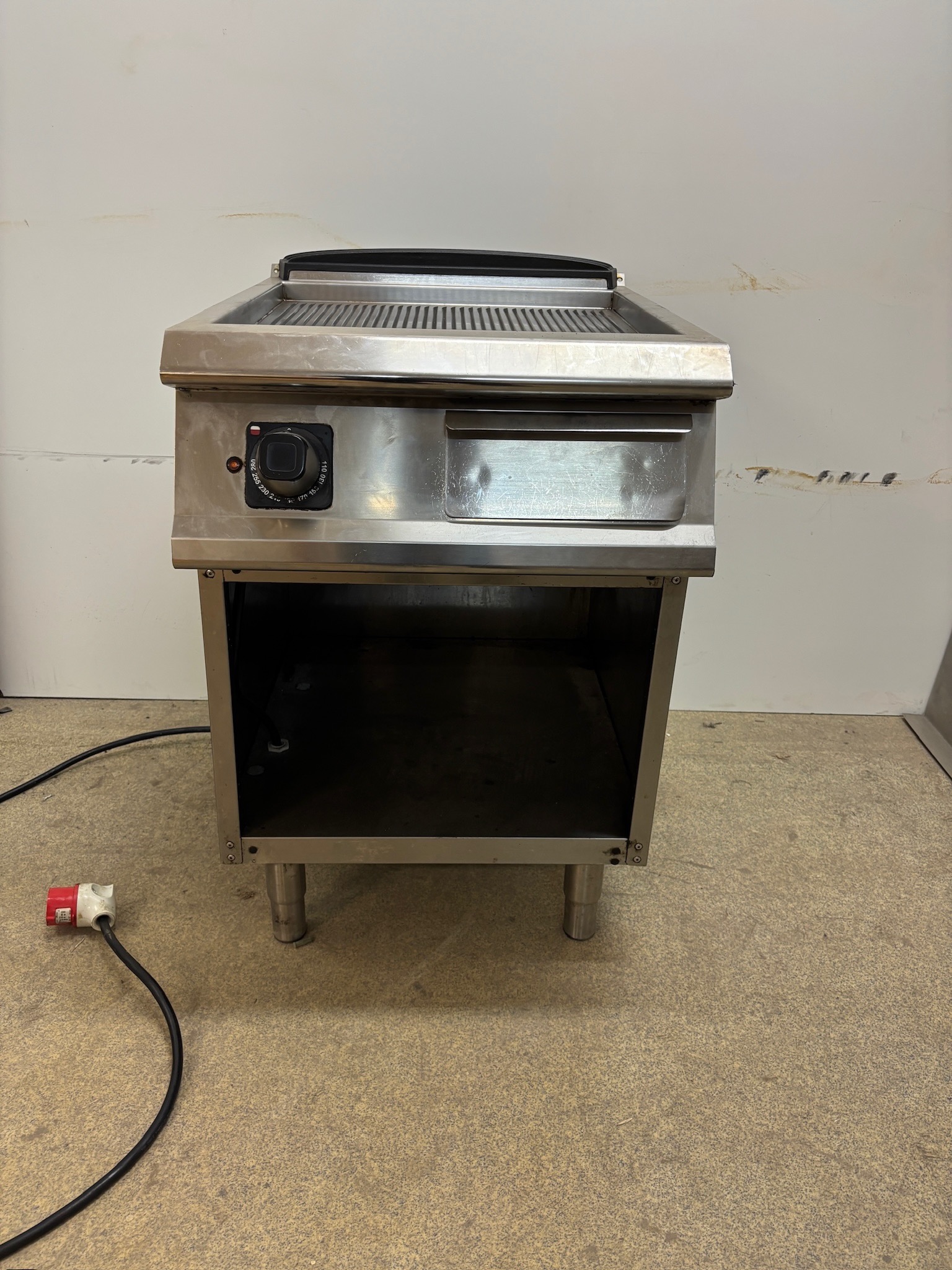 SELT / SOLD Grillvapor Olis grillpanna og undirborðB60 x D73 x H91 sm. 2